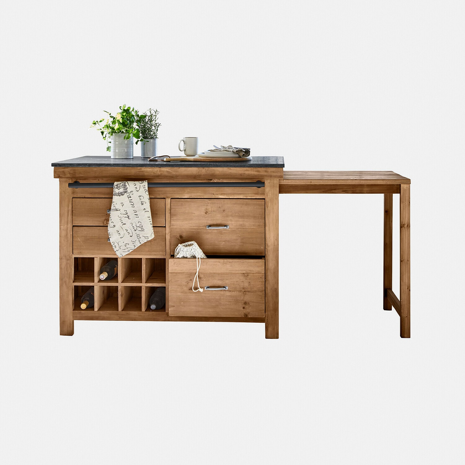 Isla de cocina de madera con encimera negra y espacio para botellas, mueble funcional