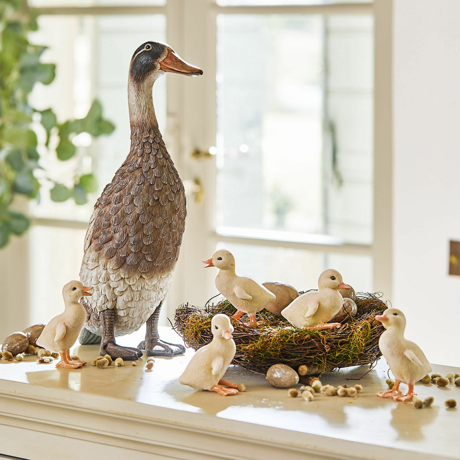 Set de 6 pato con polluelos Levevre Figura decorativa de pato marrón con cinco patitos pequeños junto a un nido con huevos decorativos
