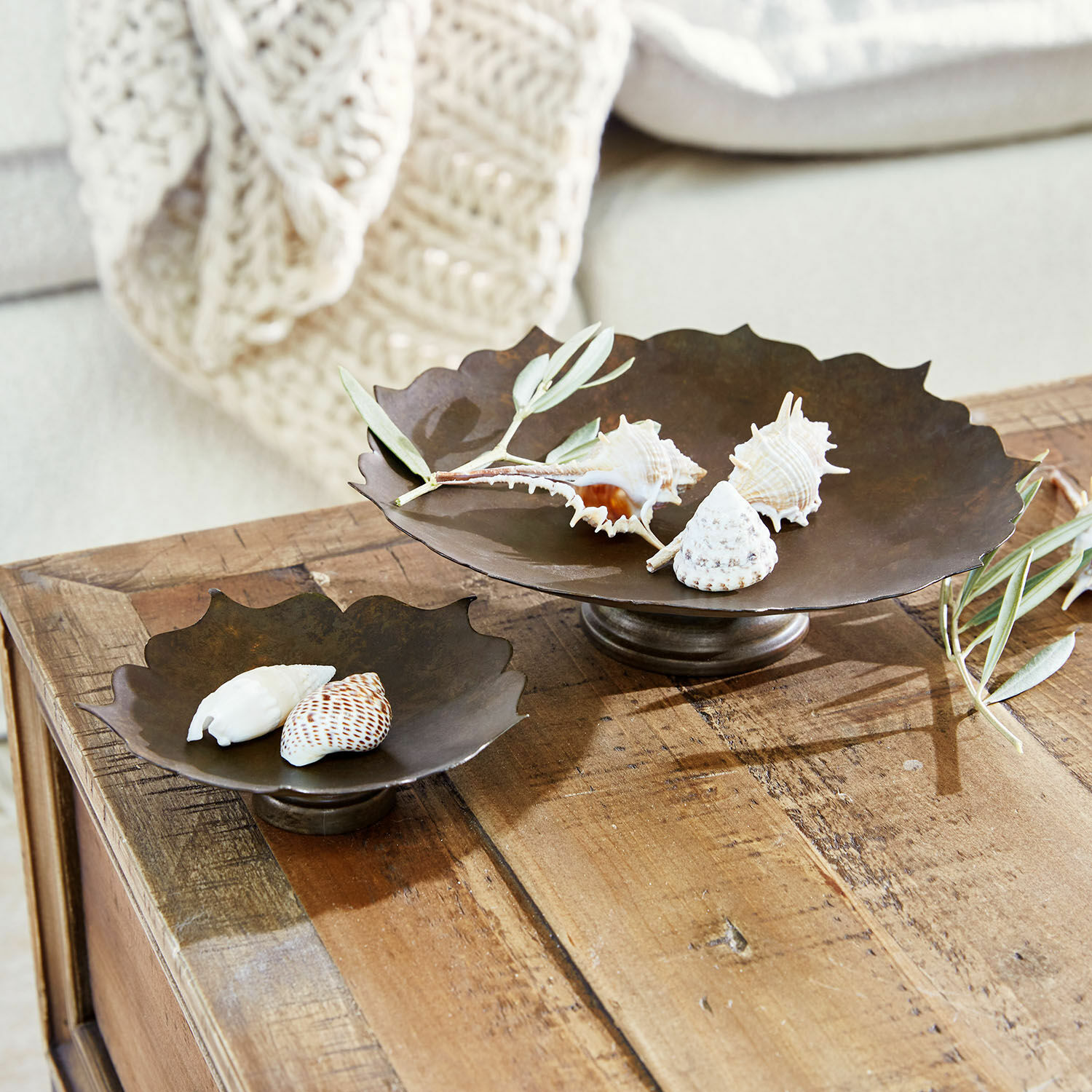 Set de 2 bandejas decorativas Viverto Dos cuencos decorativos de metal marrón sobre mesa de madera con conchas y ramas