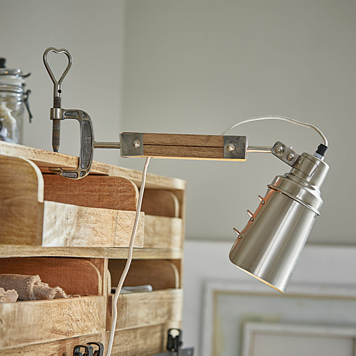 Lámpara de pinza Lewiston Lámpara metálica con abrazadera y brazo de madera estilo vintage para fijar en muebles