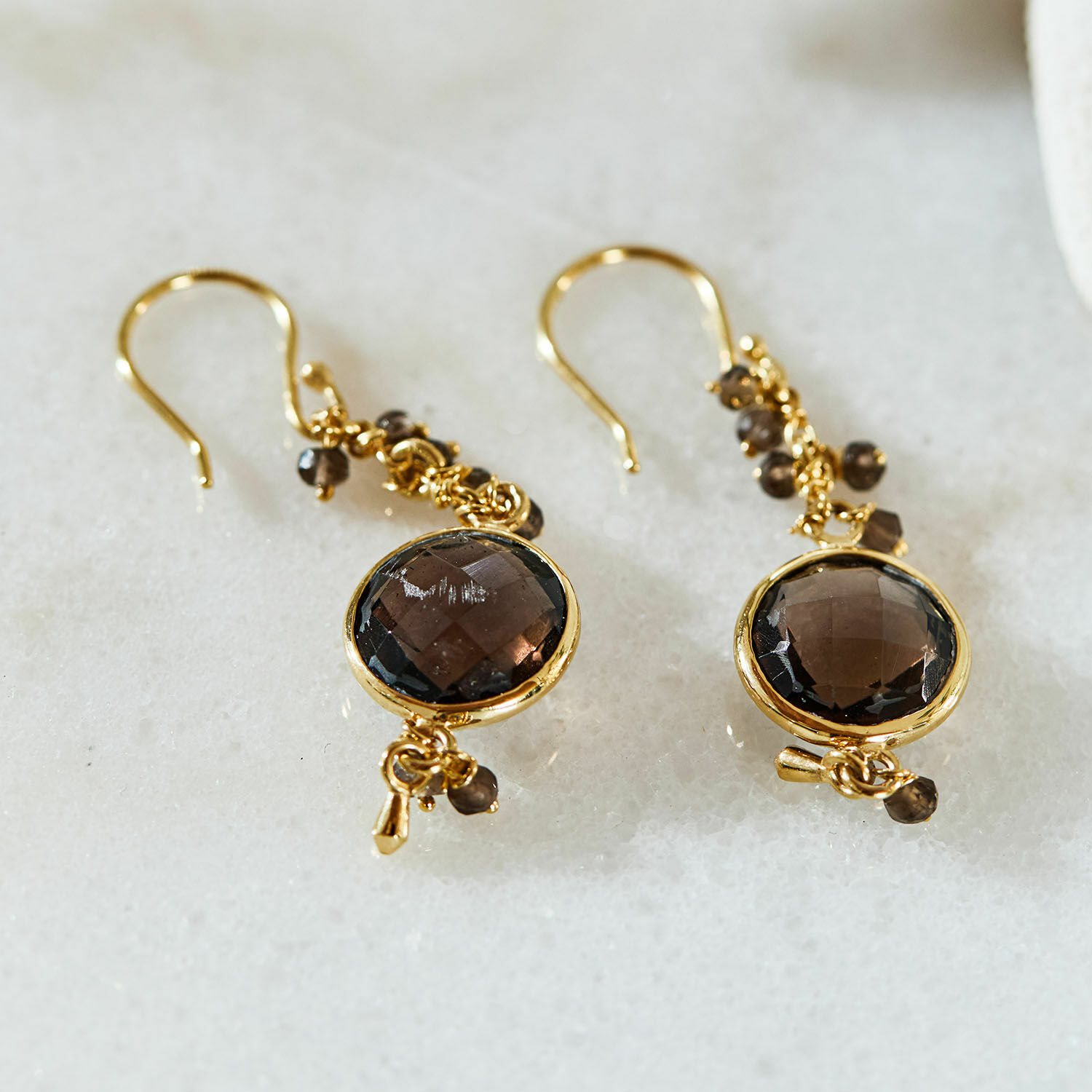 Pendientes Brixal Pendientes dorados con piedras marrones facetadas y pequeñas cuentas en ganchos