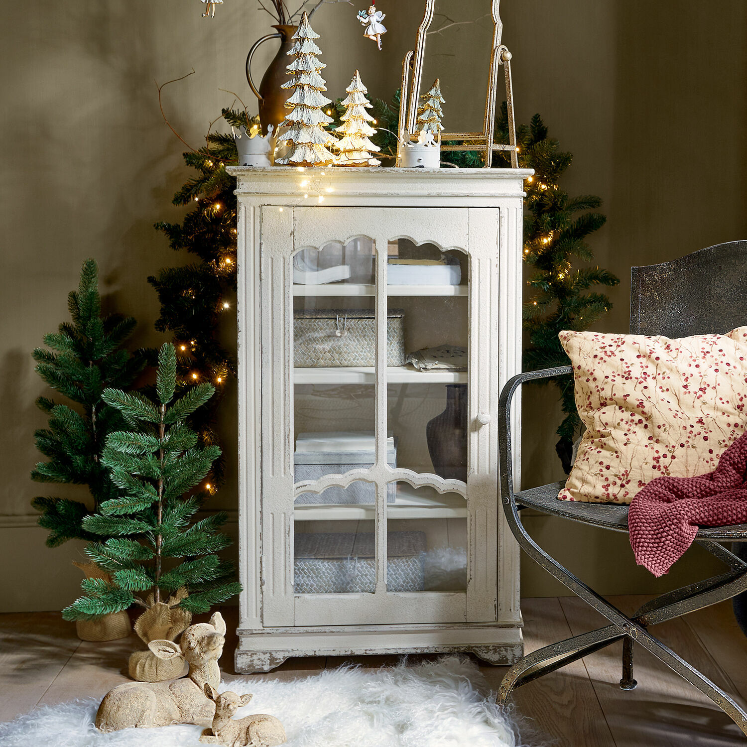 Armario Querisette Vitrina blanca de madera estilo vintage con puerta de cristal, decoraciones navideñas y árboles verdes