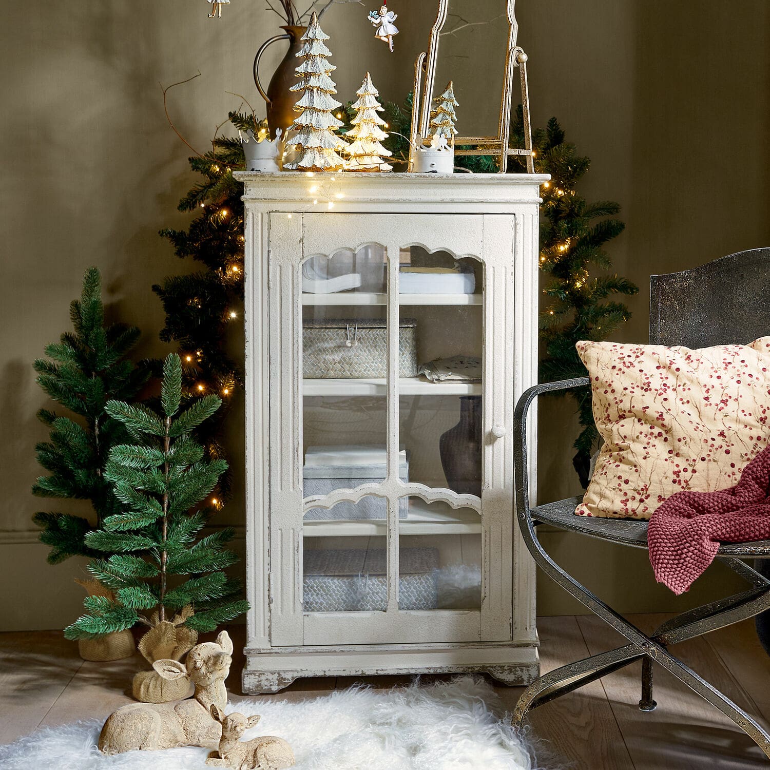 Armario Querisette Vitrina blanca de madera estilo vintage con puerta de cristal, decoraciones navideñas y árboles verdes