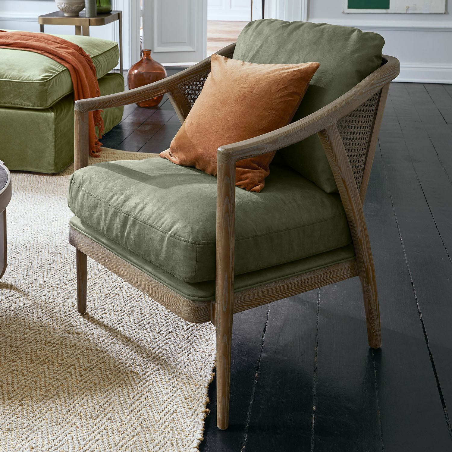 Sillón Monterina Sillón con estructura de madera y tapizado verde con cojín naranja, mueble moderno para salón