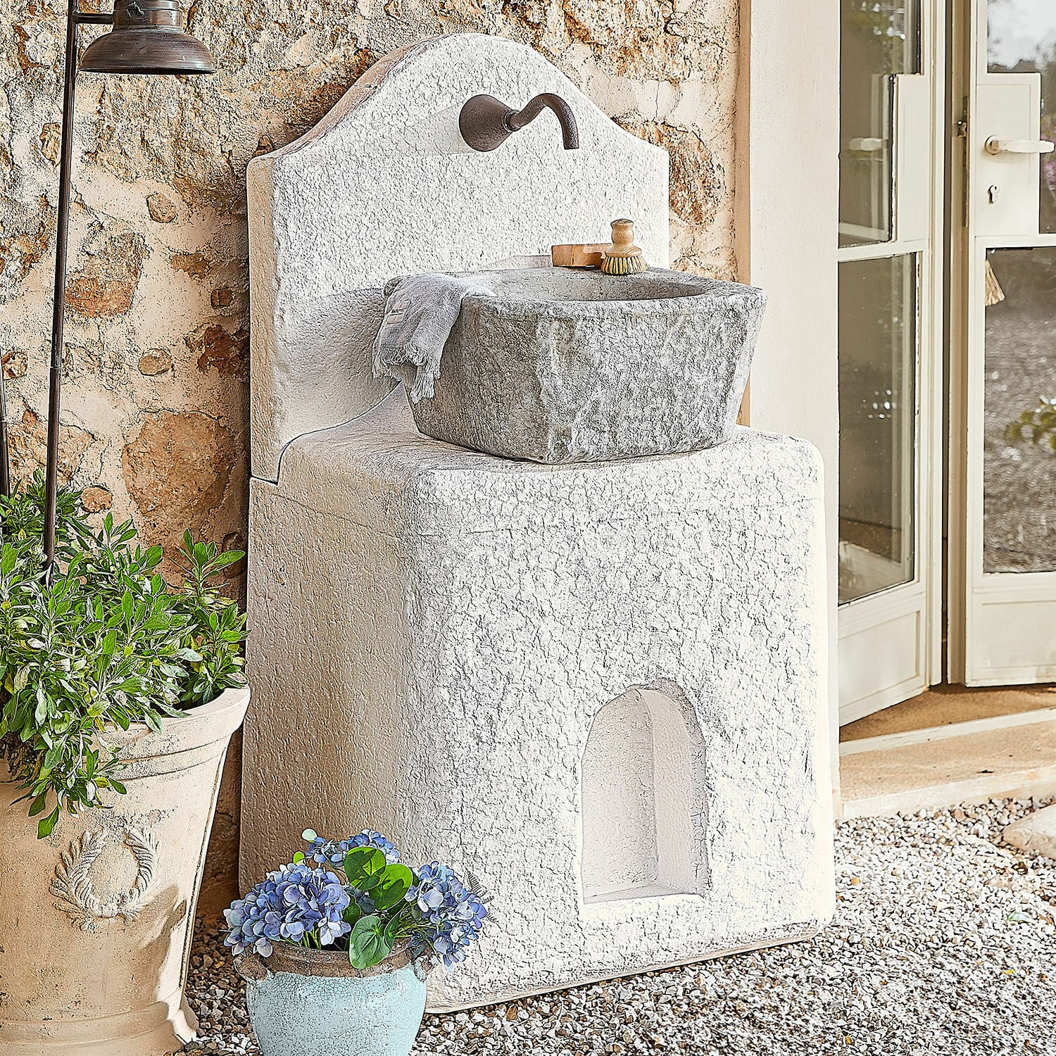 Fuente Pisticci Lavabo de jardín de piedra blanca con cuenca gris y grifo metálico, decoración exterior con plantas