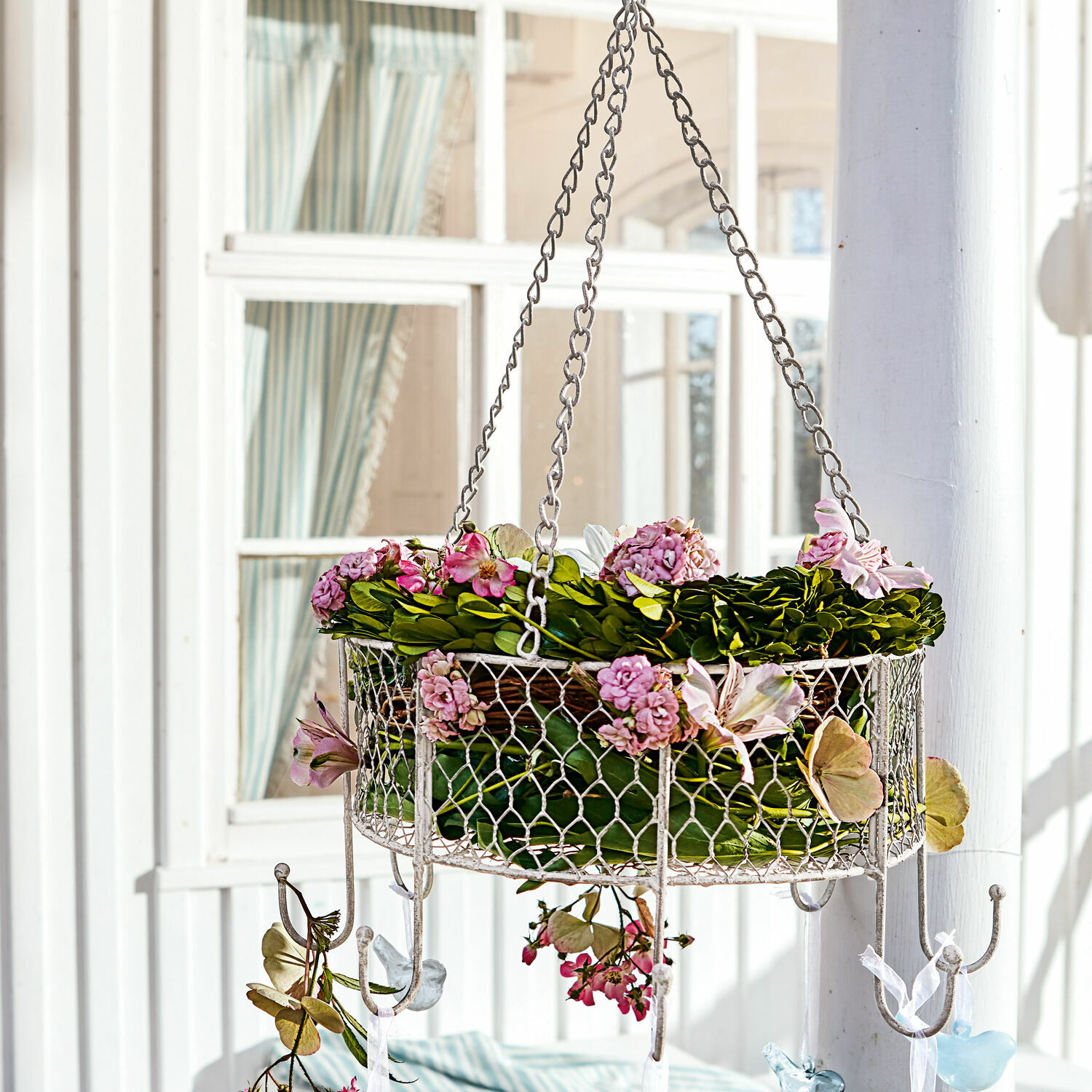 Cesta Wingaerde Colgante metálico con hojas verdes y flores rosas para decoración interior elegante