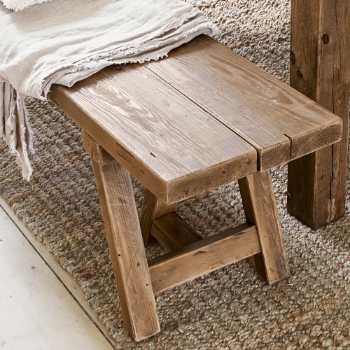 Banco de madera en color natural sobre alfombra, mueble rústico para salón o recibidor