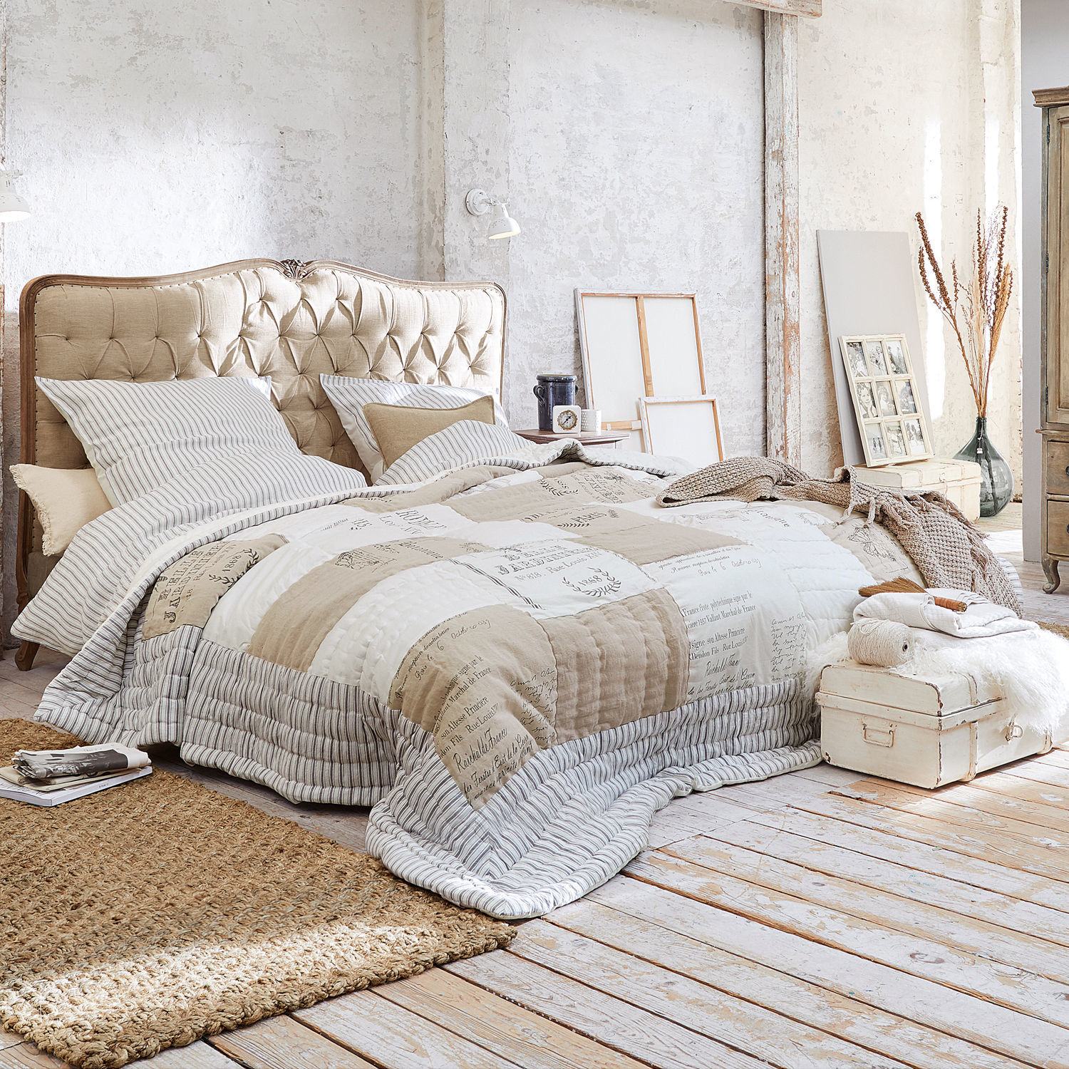 Colcha Framingham Dormitorio acogedor con cabecero acolchado beige y colcha patchwork en tonos naturales