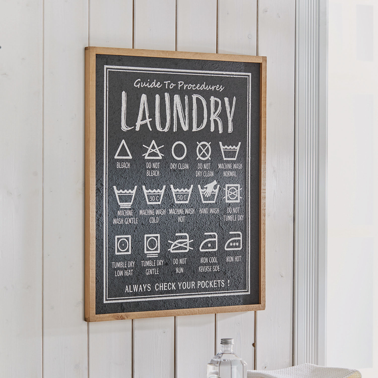 Cuadro decorativo Surrey Cuadro decorativo con instrucciones de lavado en fondo negro con marco de madera para lavandería