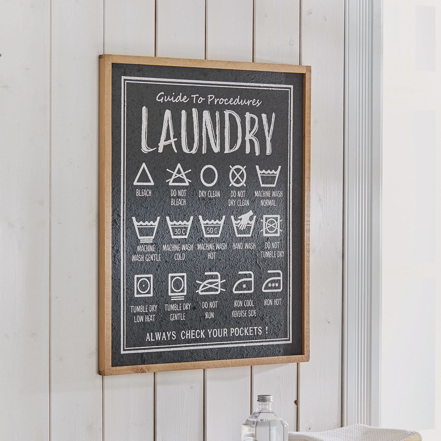 Cuadro decorativo Surrey Cuadro decorativo con instrucciones de lavado en fondo negro con marco de madera para lavandería