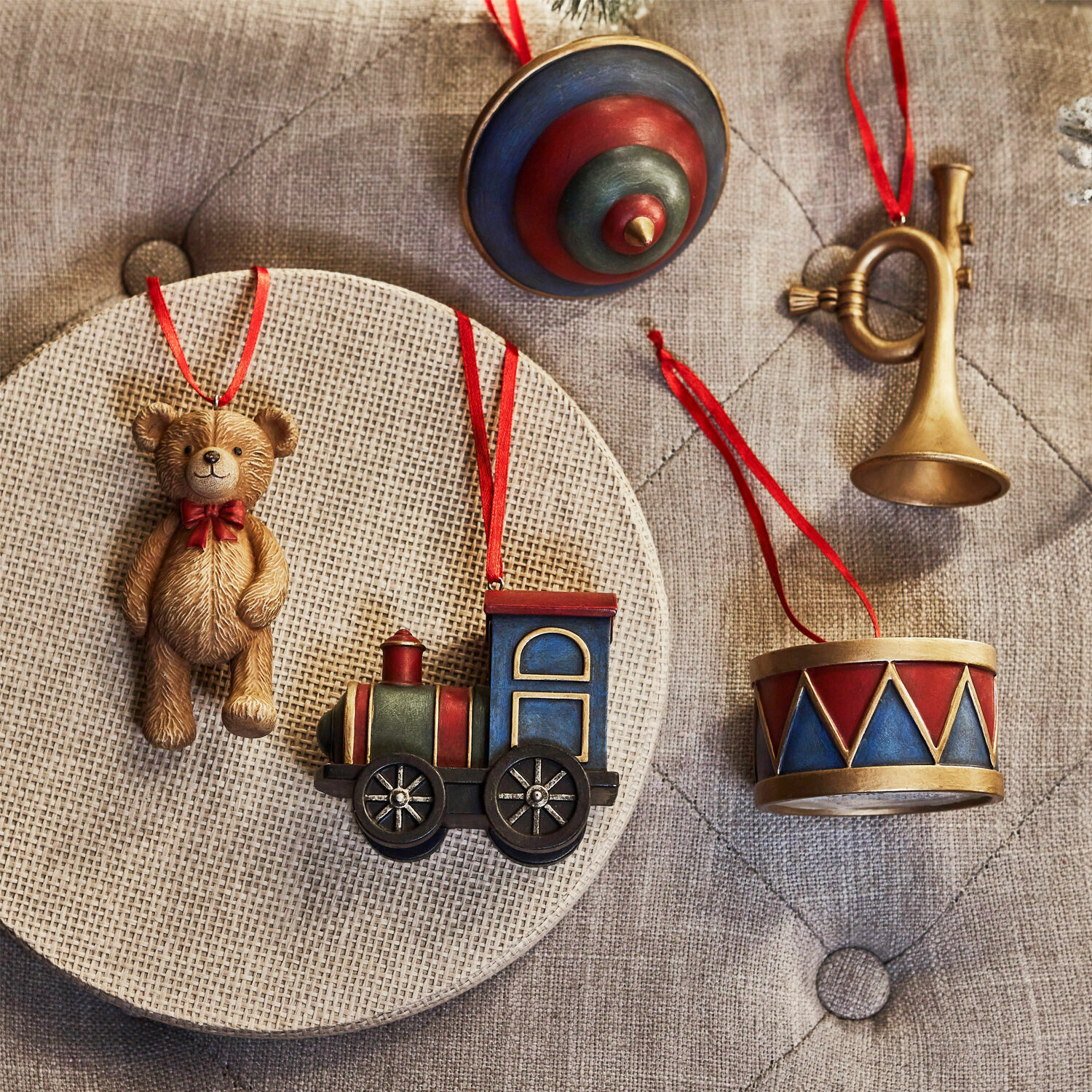 Set de 5 colgantes Dassa Conjunto de adornos navideños con oso, locomotora, tambor y trompeta en colores rojo y azul