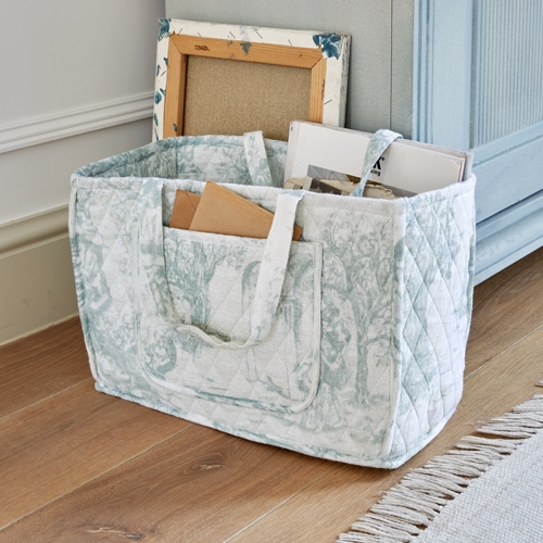 Bolsa de almacenamiento acolchada de tela azul claro con asas y bolsillo frontal