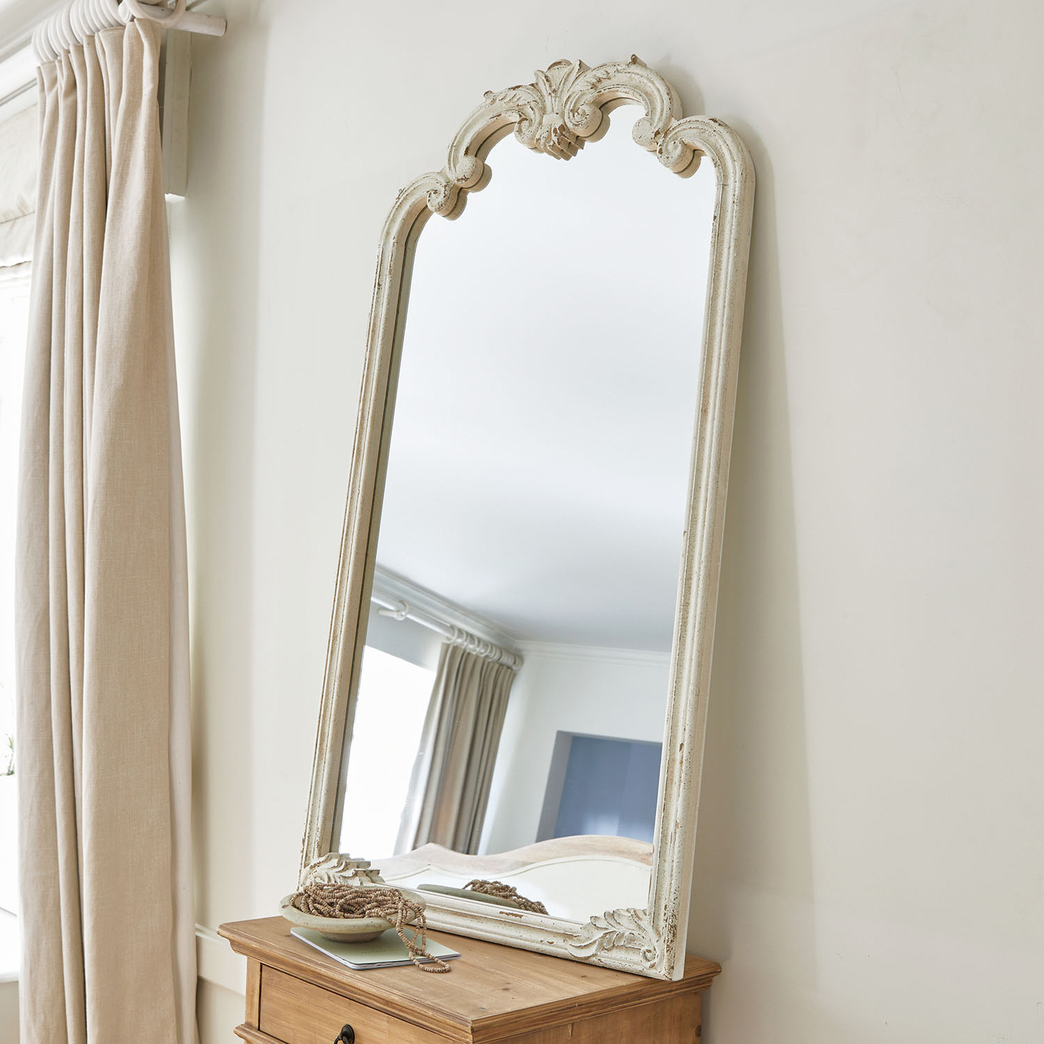 Espejo de pie con marco de madera blanca envejecida y diseño decorativo para interiores