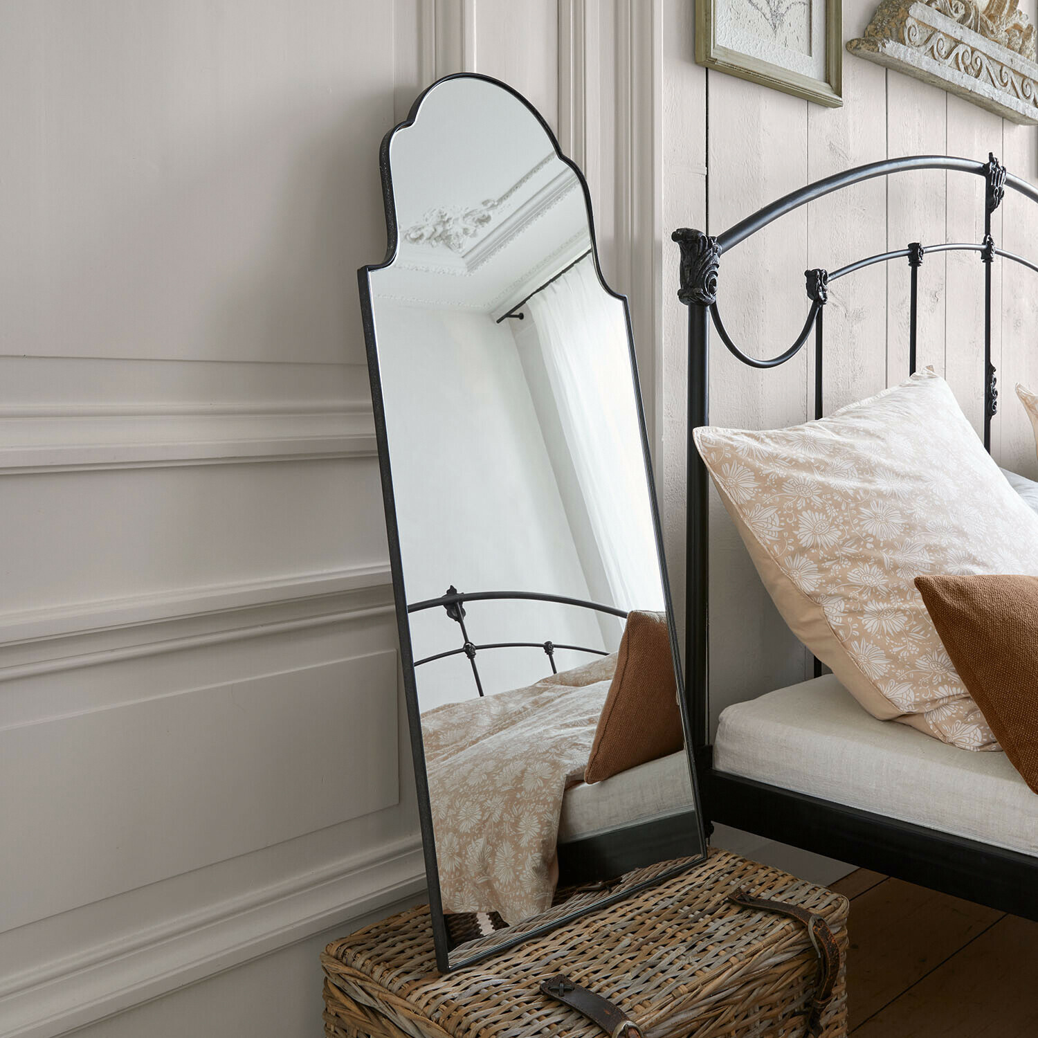 Espejo de pared Tavreen Espejo de pie con marco metálico negro decorativo en dormitorio con cama y cojines beige