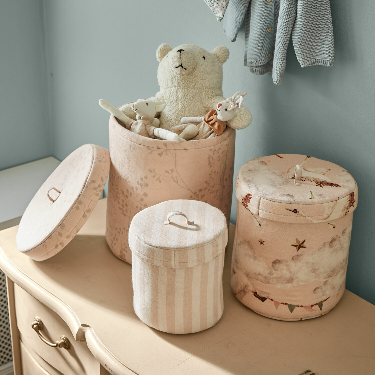 Set de 3 cajas Bellise Tres cajas de tela en tonos pastel para juguetes en habitación infantil con peluches y decoración