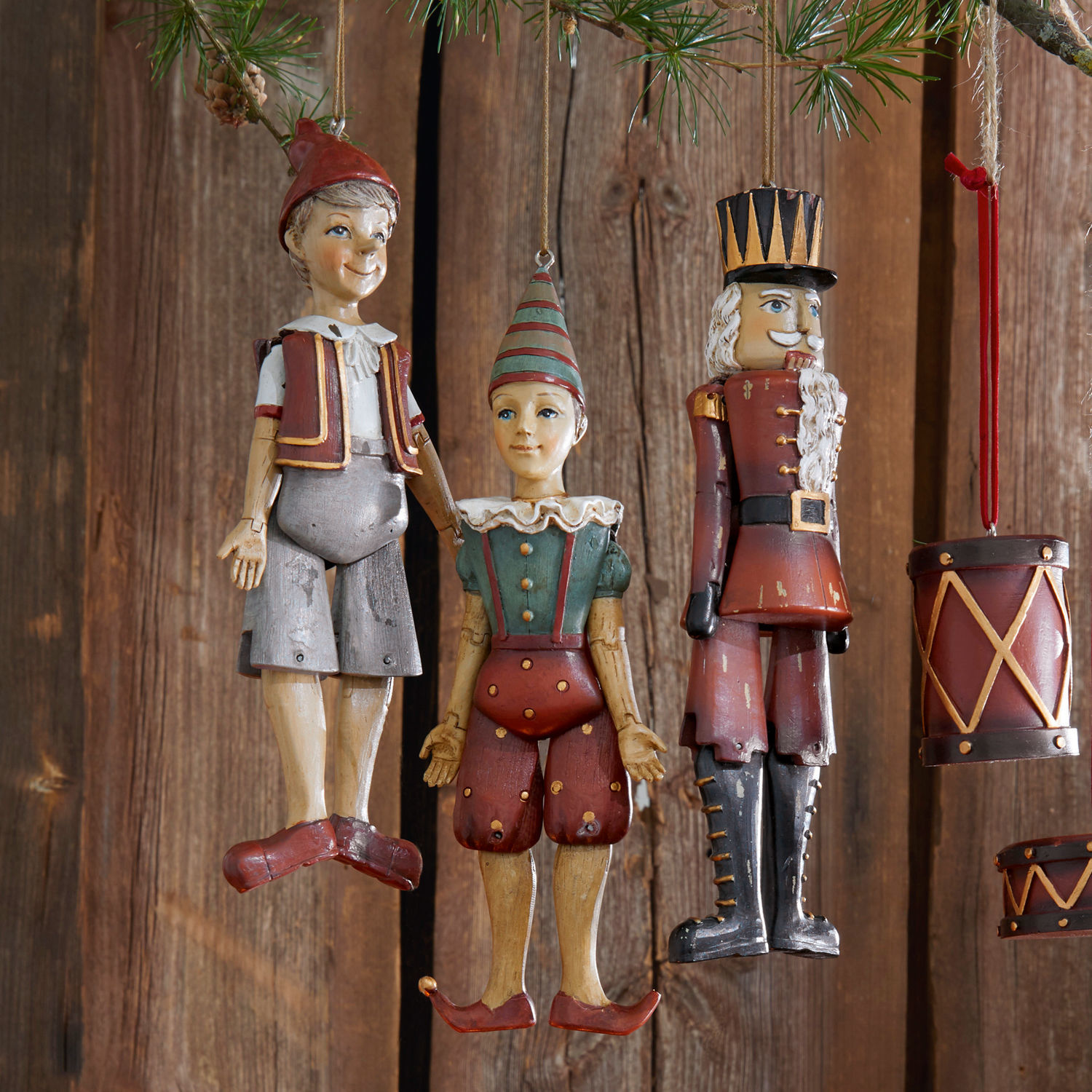 Set de 3 figuras Udine Adornos navideños de madera con figuras y tambores en colores rojo y verde