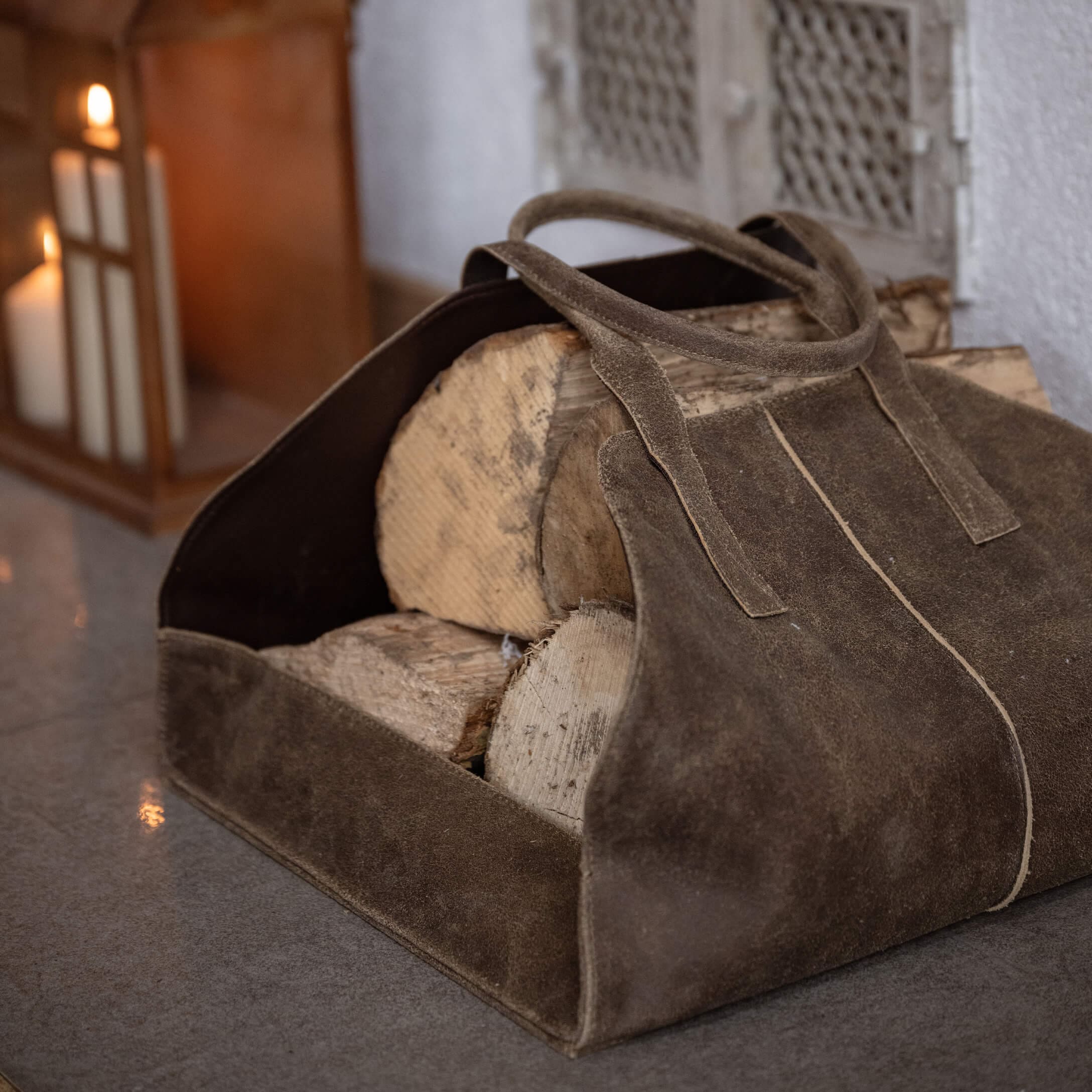 Cesta de ante marrón para leña con asas, accesorio práctico para almacenar madera junto a la chimenea