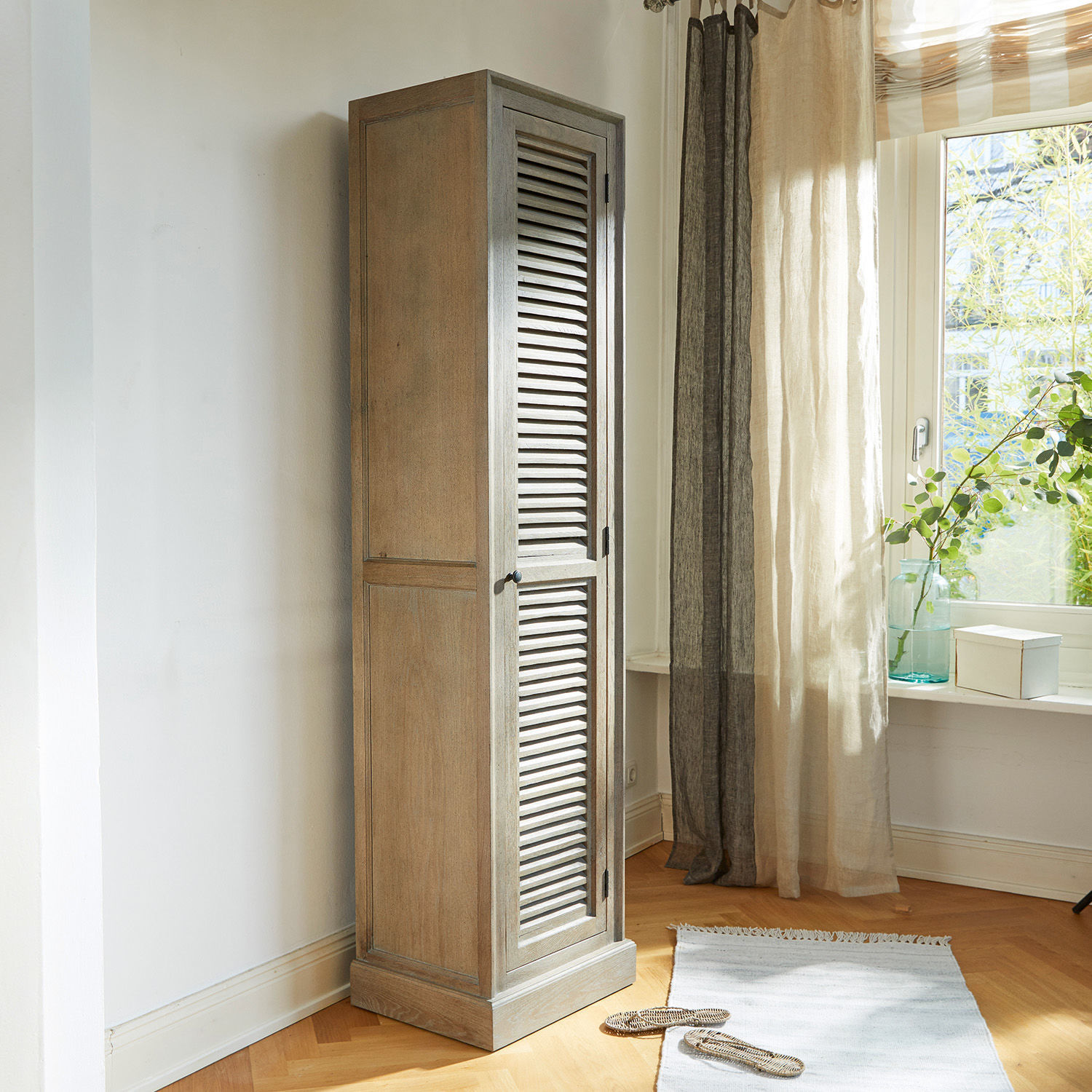 Armario Avrainville Armario alto de madera color natural con puertas de persiana para almacenamiento en sala