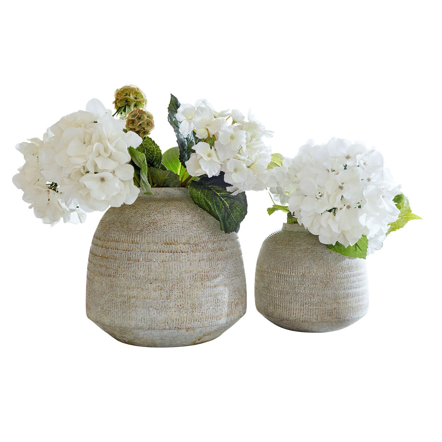 Set de 2 jarrones Ferano Dos jarrones de cerámica beige con flores blancas de hortensia, decoración para interiores