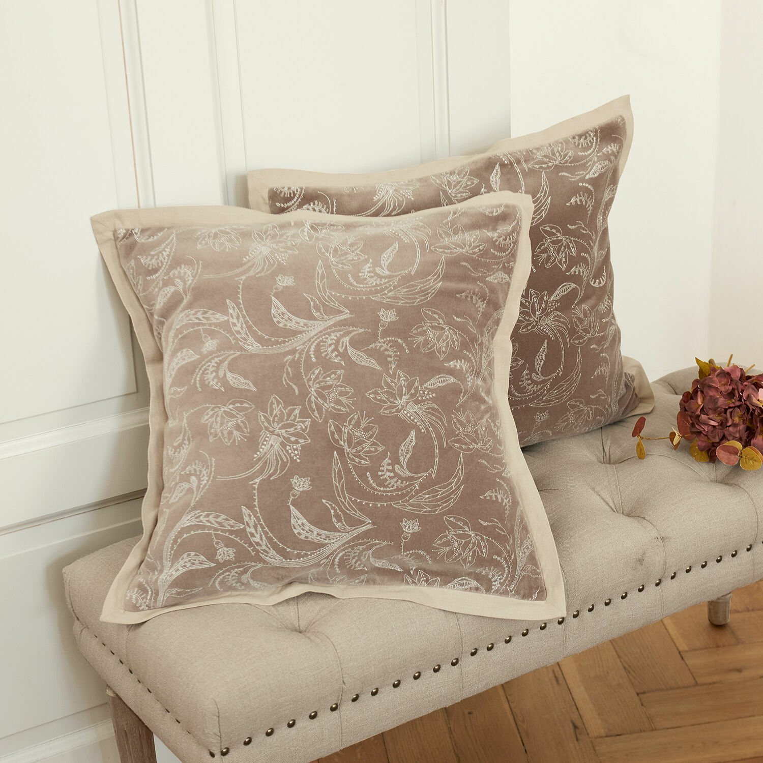Set de 2 fundas de cojín Olicianne Cojín decorativo beige de terciopelo con diseño floral para sofá o banco elegante