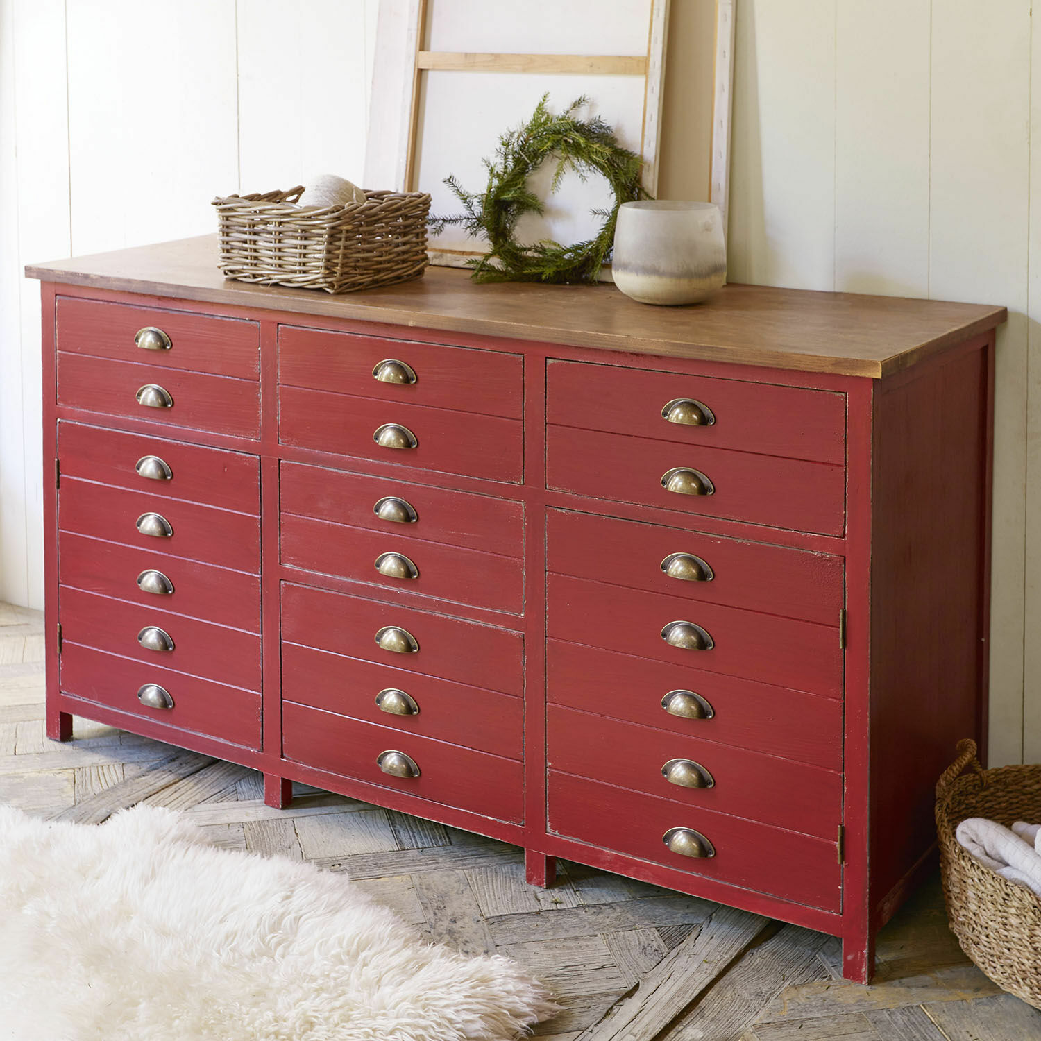 Cómoda Benice Cómoda de madera roja con múltiples cajones y tiradores de latón estilo vintage
