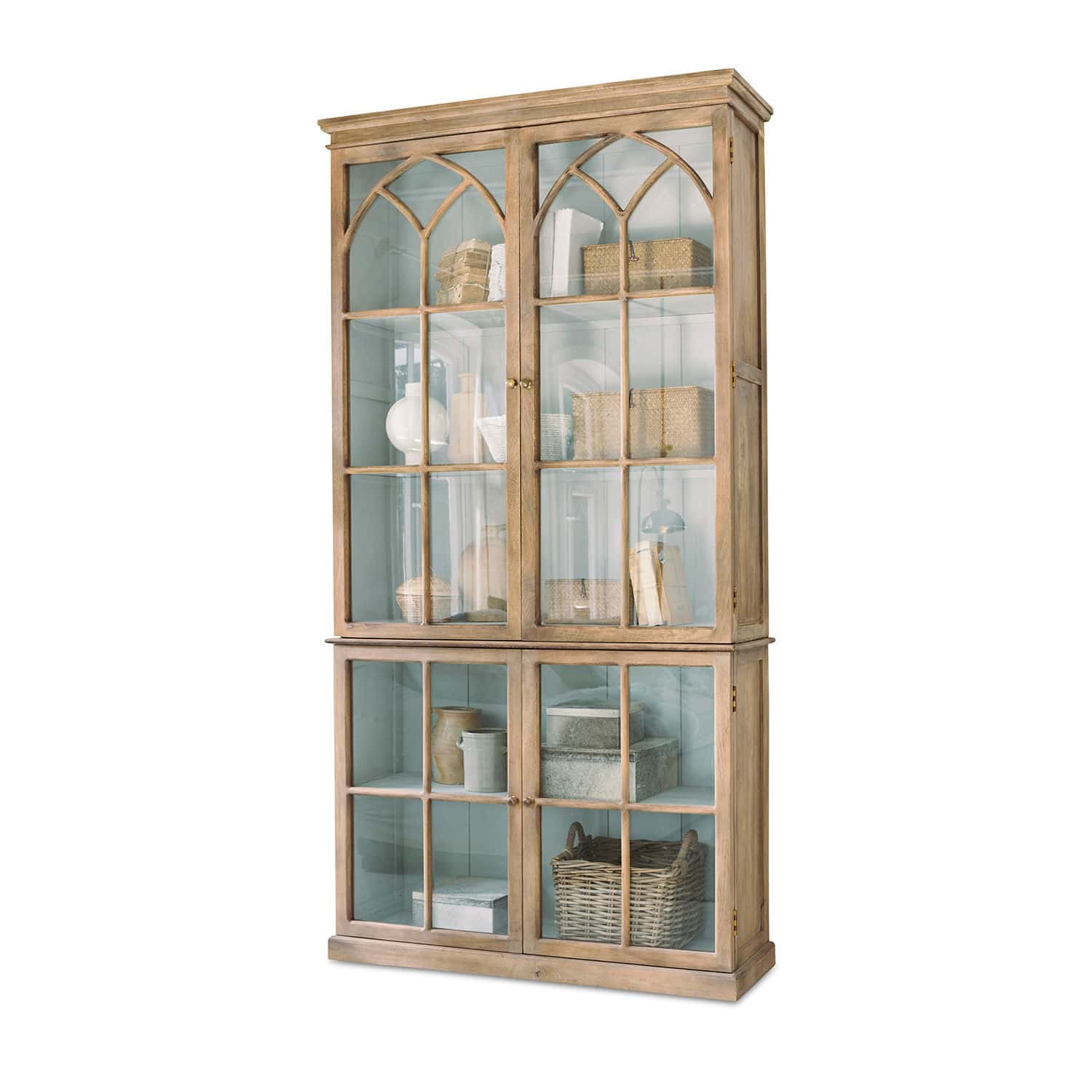 Vitrina de madera natural con puertas de cristal y estantes, mueble elegante para salón