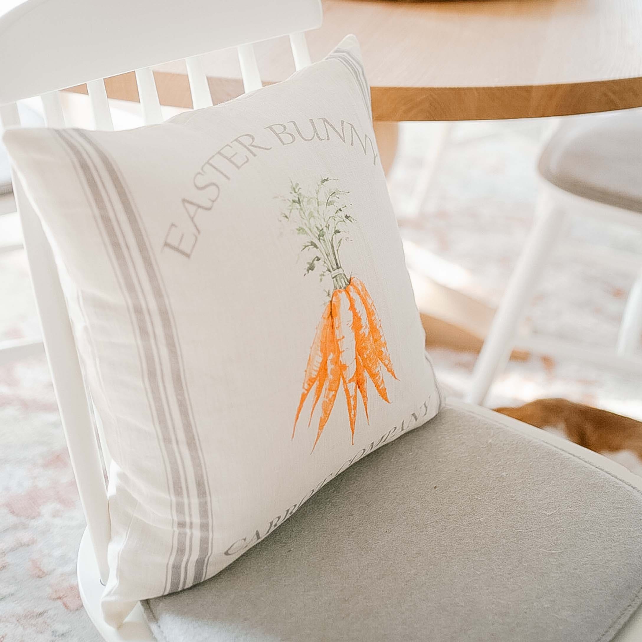 Cojín blanco de algodón con estampado de zanahorias y texto Easter Bunny, decoración primaveral para el hogar