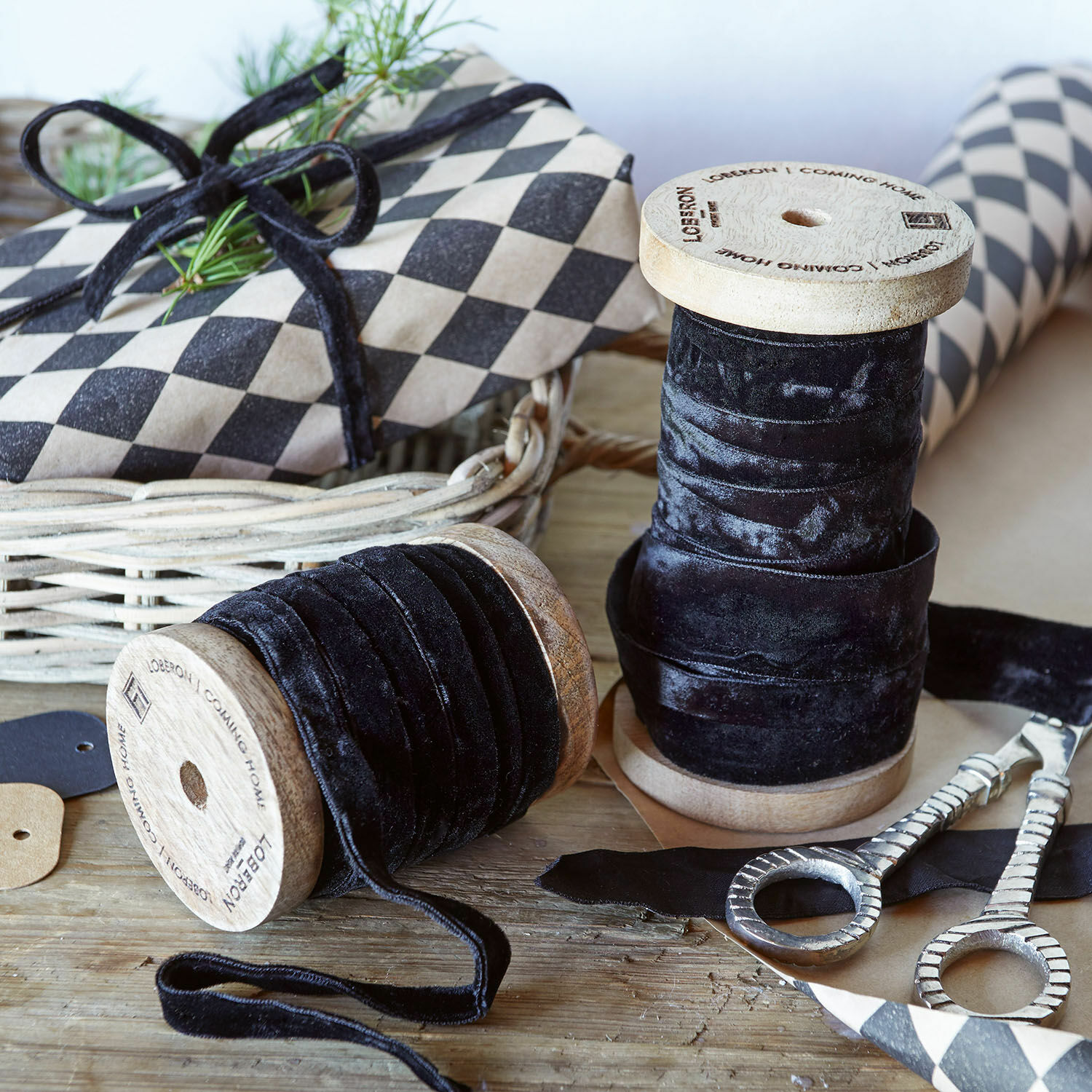 Cintas de terciopelo negro en carretes de madera para decoración y envoltura de regalos