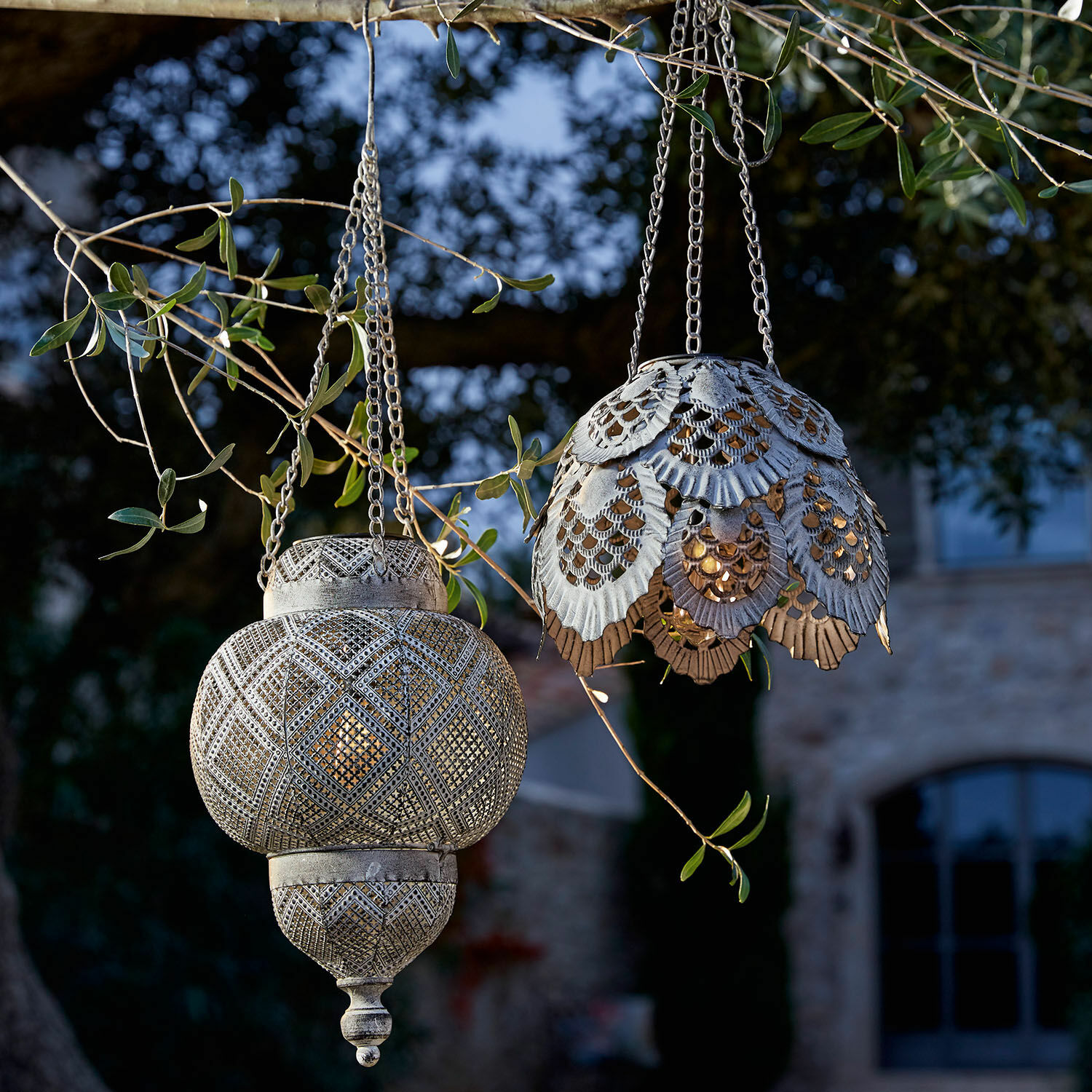 Set de 2 lámparas solares colgantes Paale Faroles colgantes de metal gris con diseño calado, perfectos para decoración de jardín y hogar