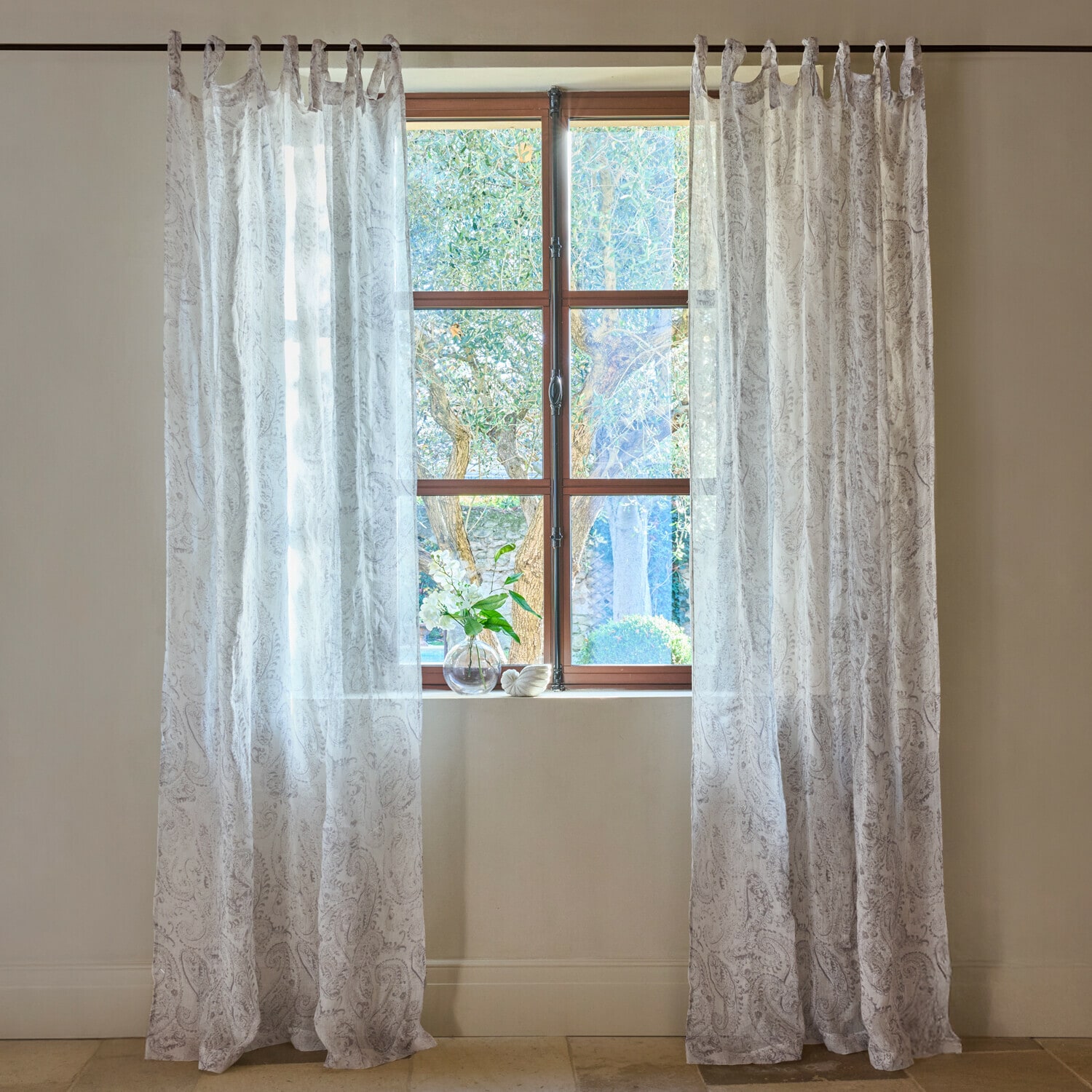 Cortinas blancas translúcidas con delicado patrón paisley en ventana, decoración interior luminosa