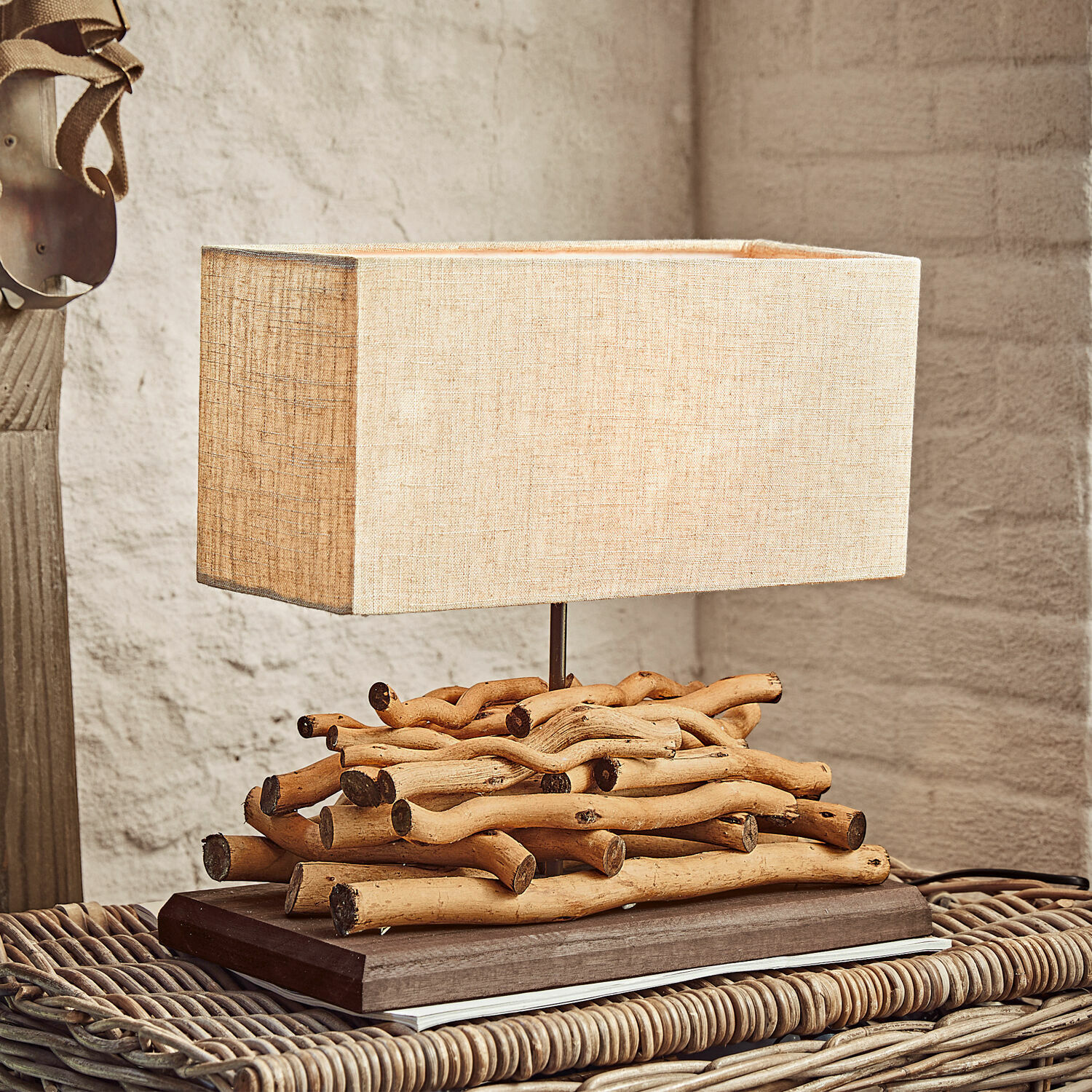 Lámpara de mesa Caribou Lámpara de mesa de madera natural con pantalla beige de tela, elemento decorativo para salón