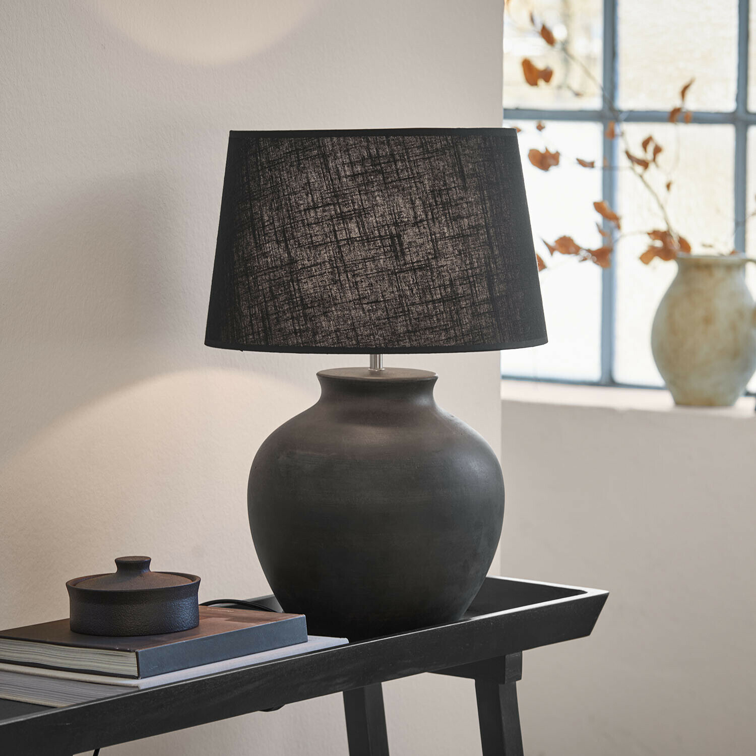 Lámpara de mesa Branver Lámpara de mesa de cerámica negra con pantalla de tela sobre mesa con libros y decoración