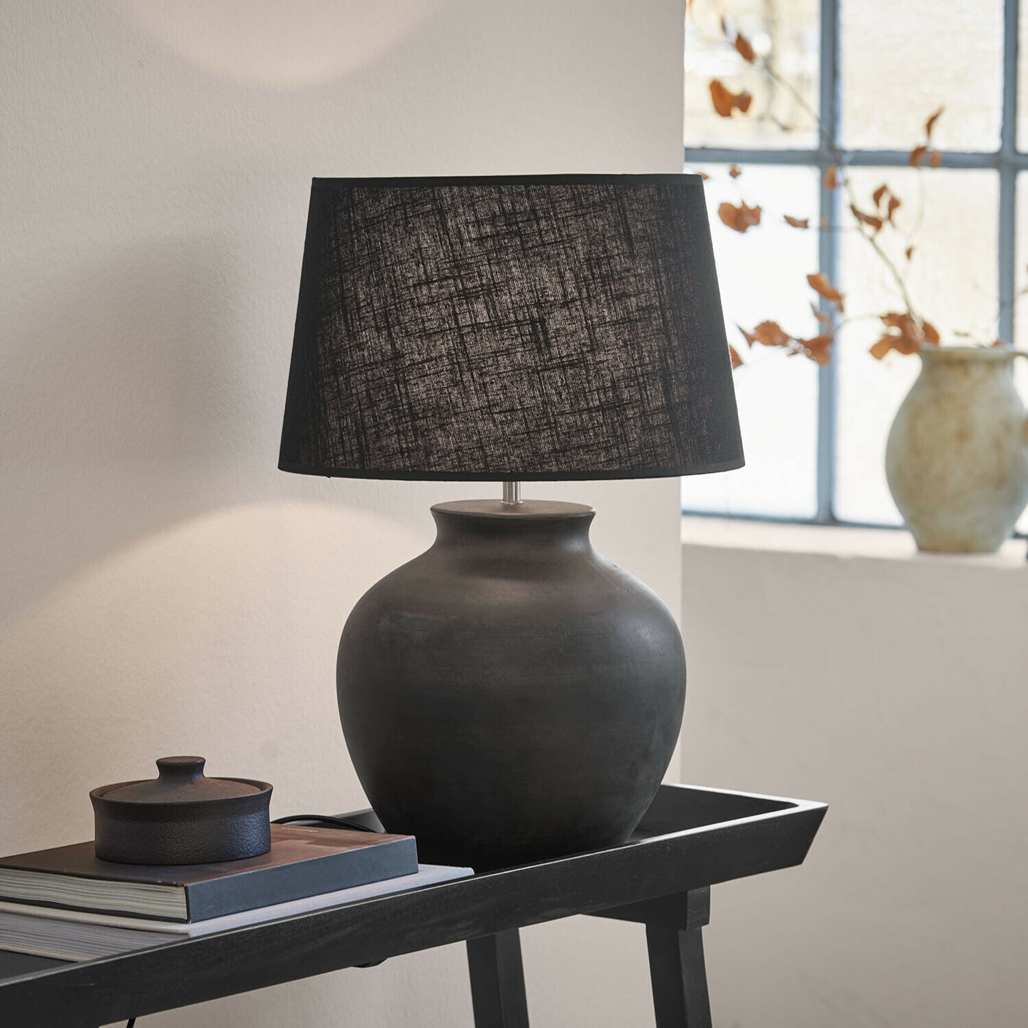 Lámpara de mesa Branver Lámpara de mesa de cerámica negra con pantalla de tela sobre mesa con libros y decoración