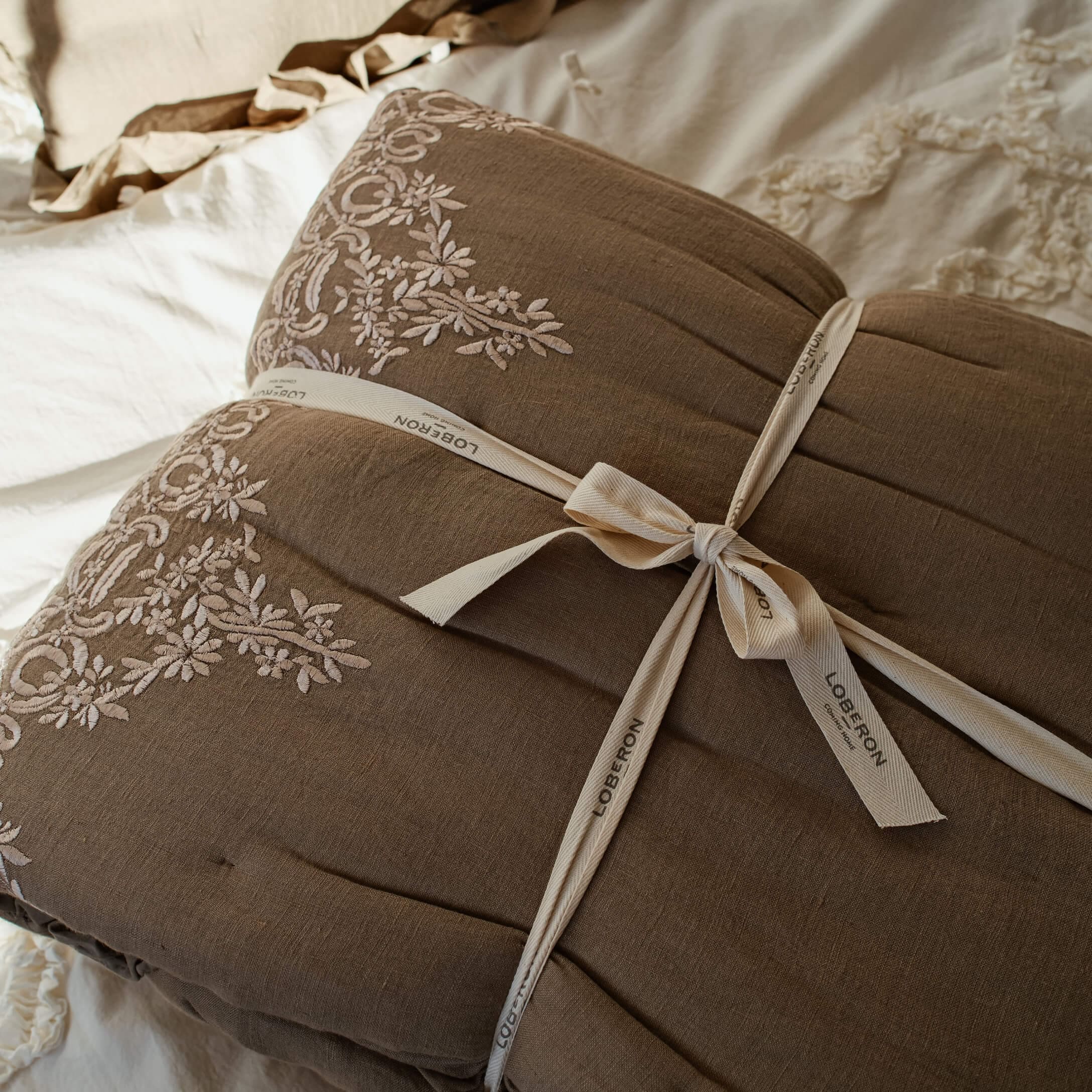 Colcha marrón acolchada con bordado floral y cinta de algodón para decoración de dormitorio
