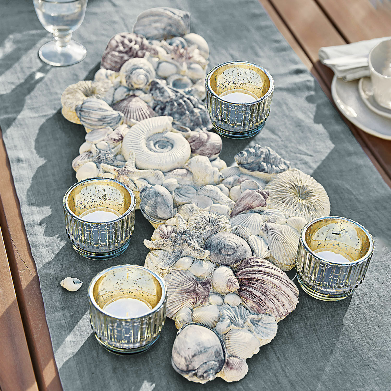 Conchas decorativas Potnarvin Camino de mesa decorativo con conchas y cuatro portavelas de vidrio sobre mesa de madera con tela