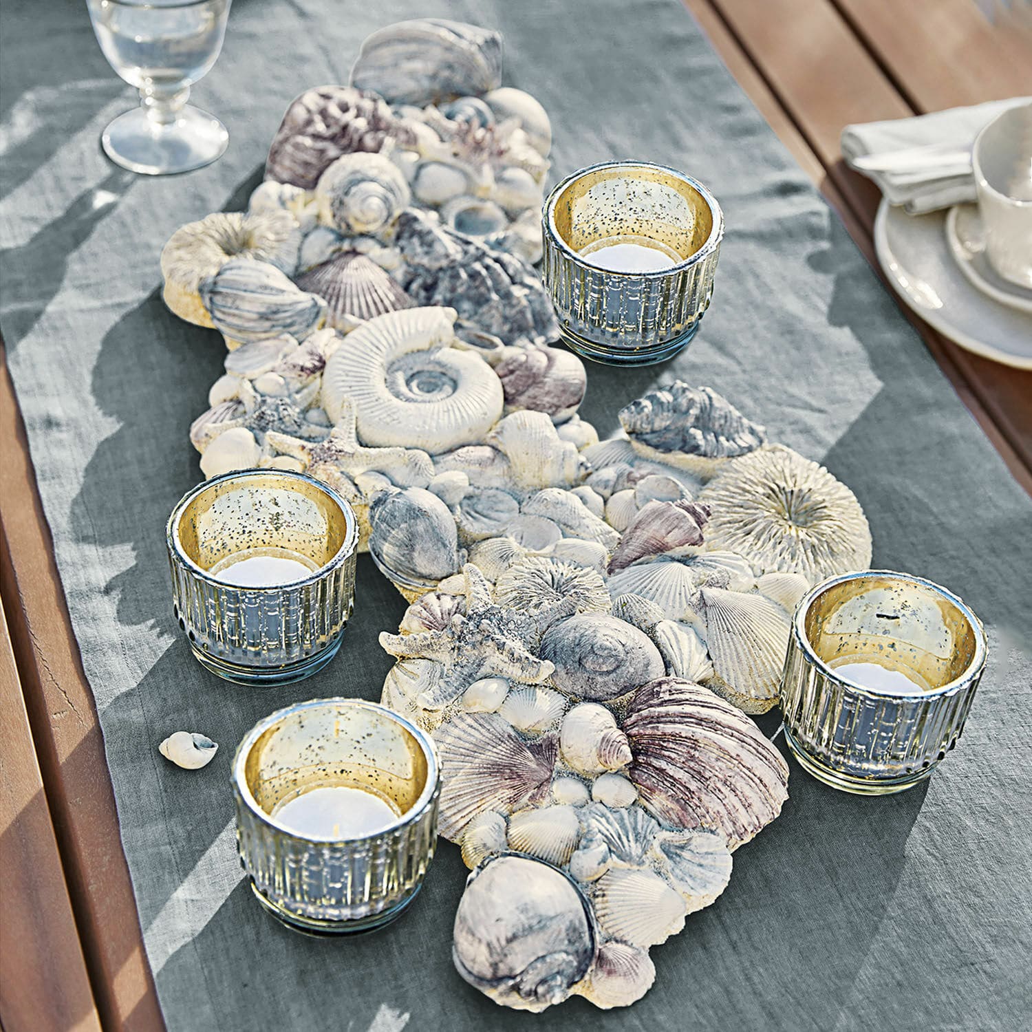 Conchas decorativas Potnarvin Camino de mesa decorativo con conchas y cuatro portavelas de vidrio sobre mesa de madera con tela