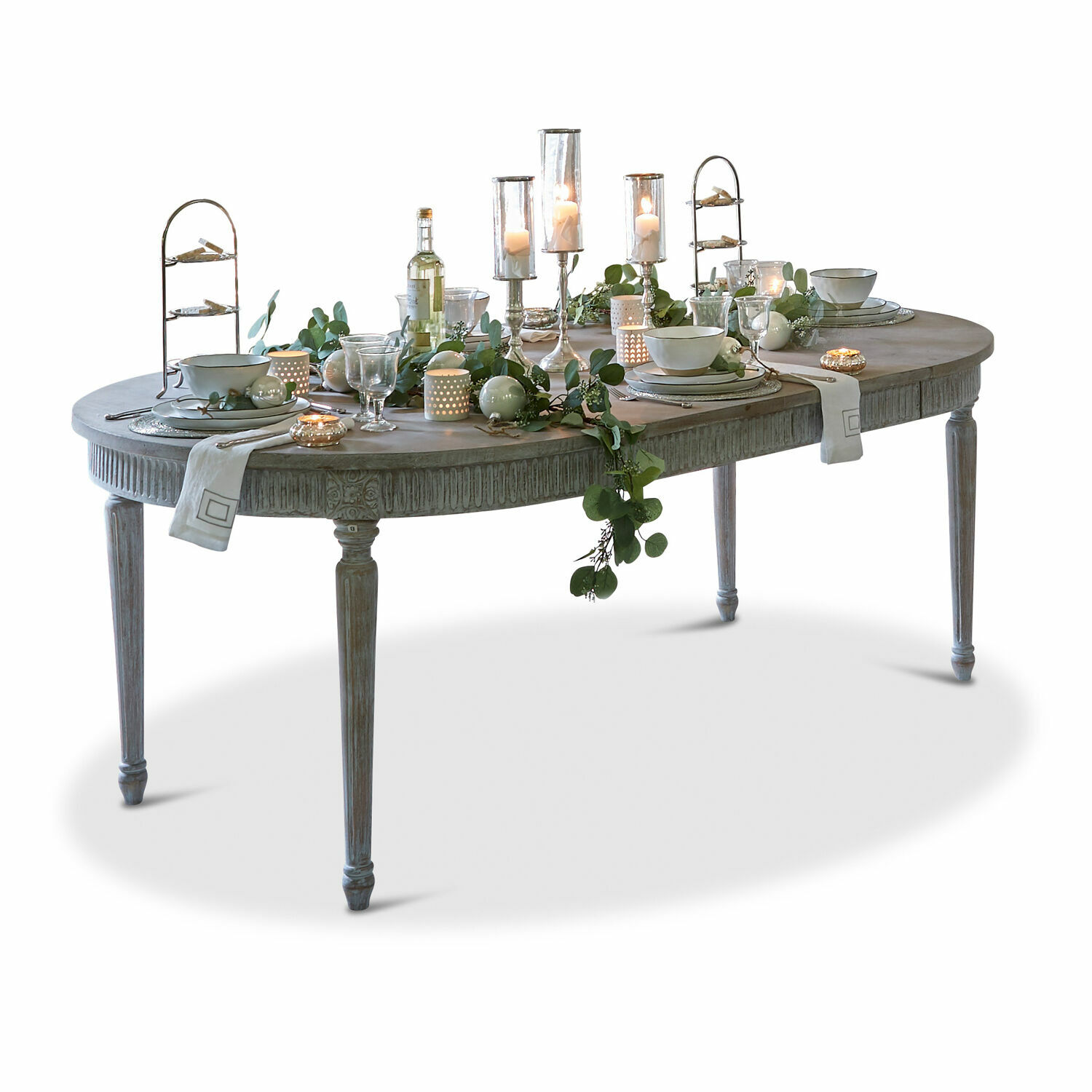 Mesa Cienegas Mesa ovalada de madera gris con decoración y velas para una cena elegante