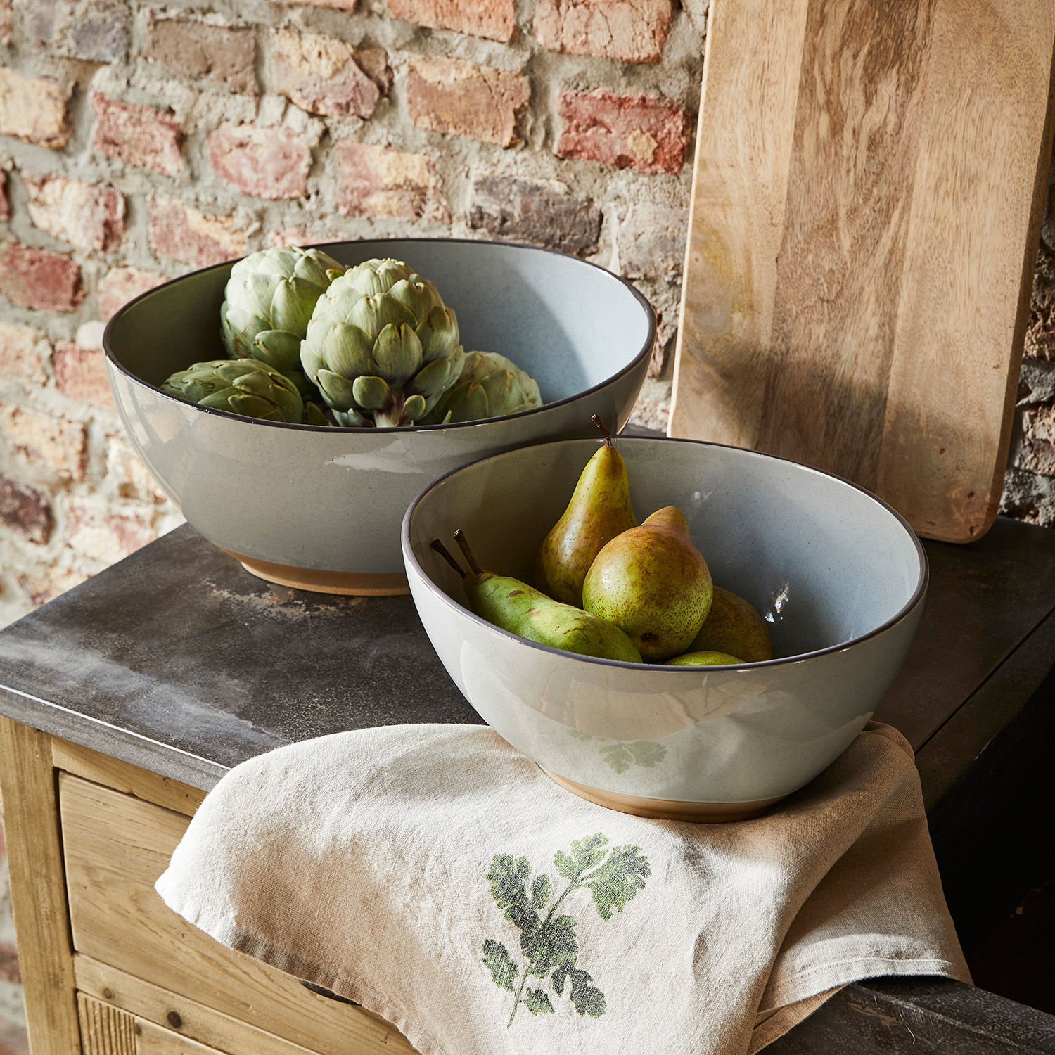 Set de 2 ensaladeras Biarré Conjunto de dos cuencos de cerámica gris con frutas y verduras sobre mesa rústica