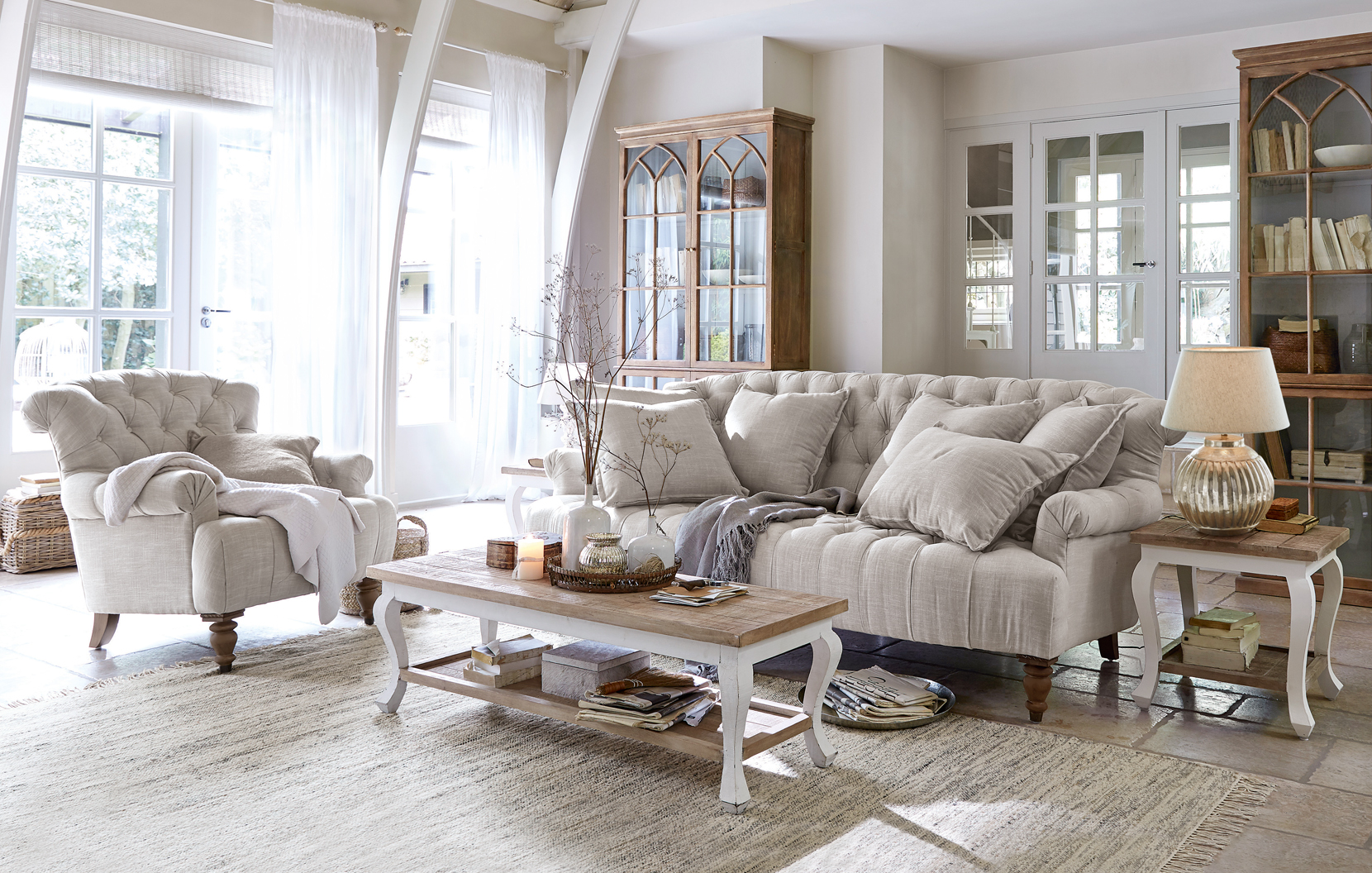 Sala acogedora estilo rústico con sofá beige de tela y muebles de madera clara