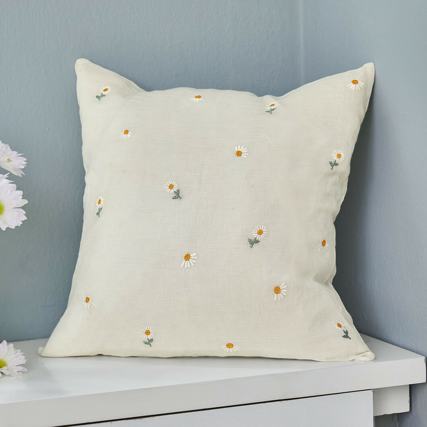 Cojín beige de lino con bordados de margaritas blancas y amarillas, decoración para el hogar