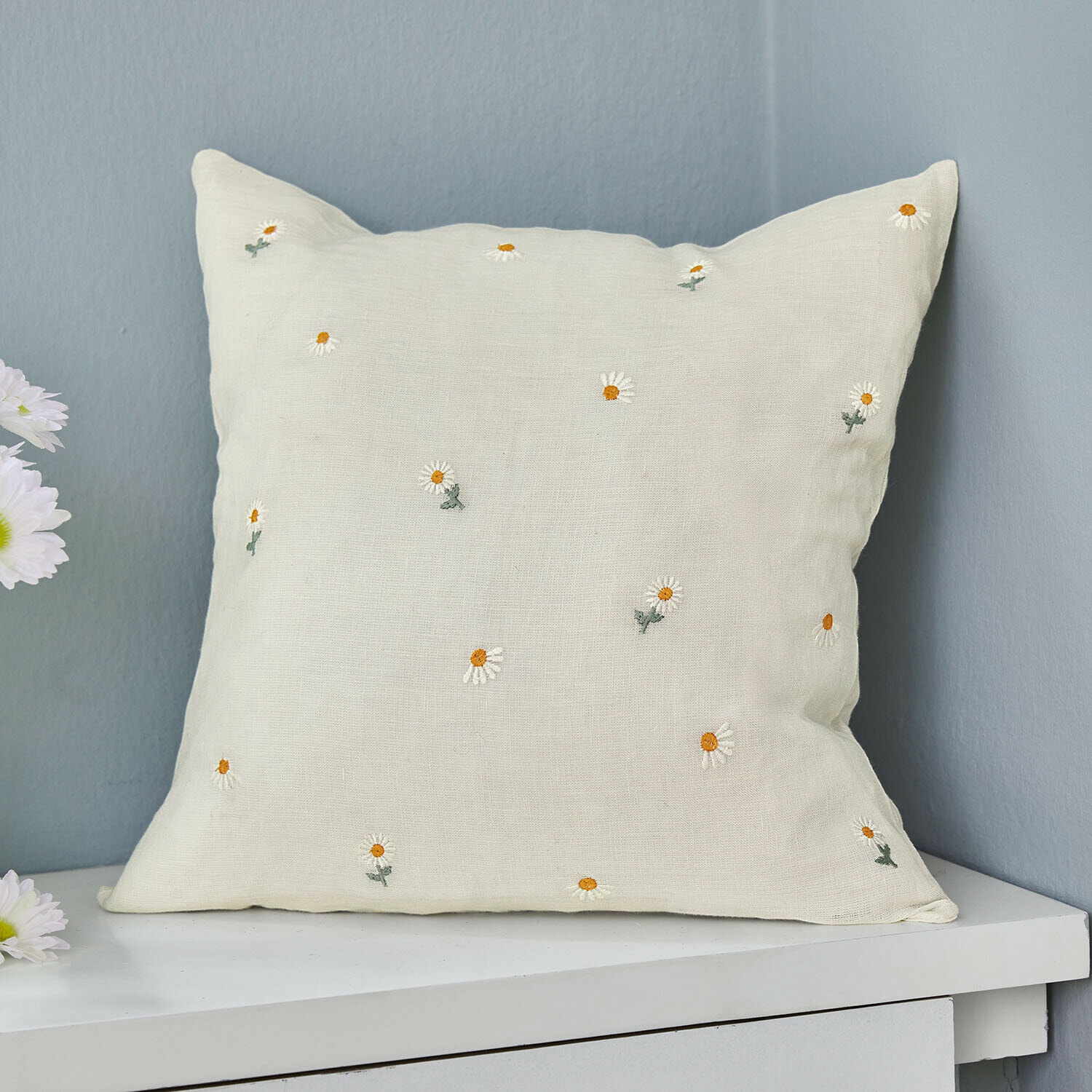 Funda de cojín Poppeline Cojín beige de lino con bordados de margaritas blancas y amarillas, decoración para el hogar