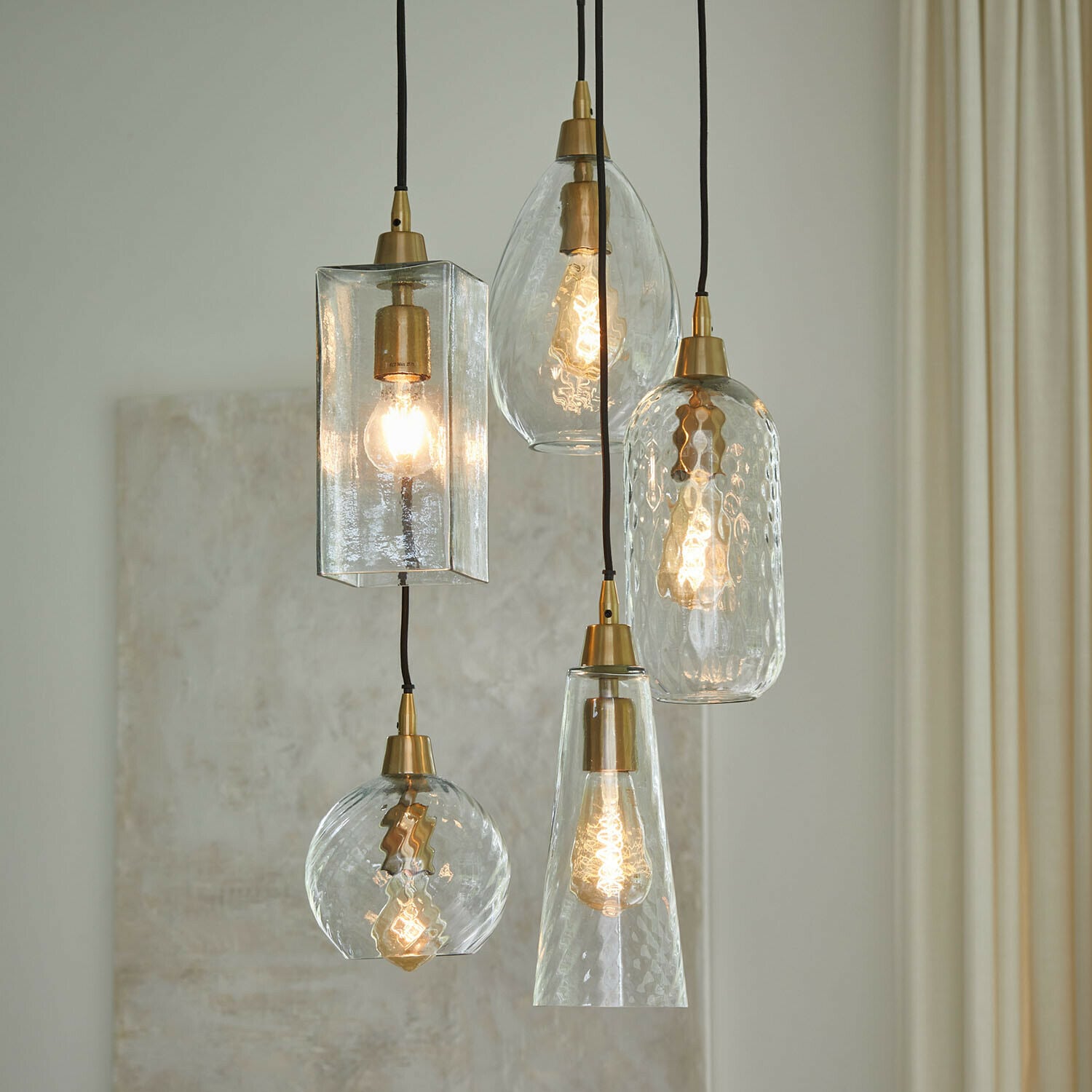 Lámpara colgante Brightmoor Conjunto de cinco lámparas colgantes de vidrio con detalles en latón para iluminación interior vintage