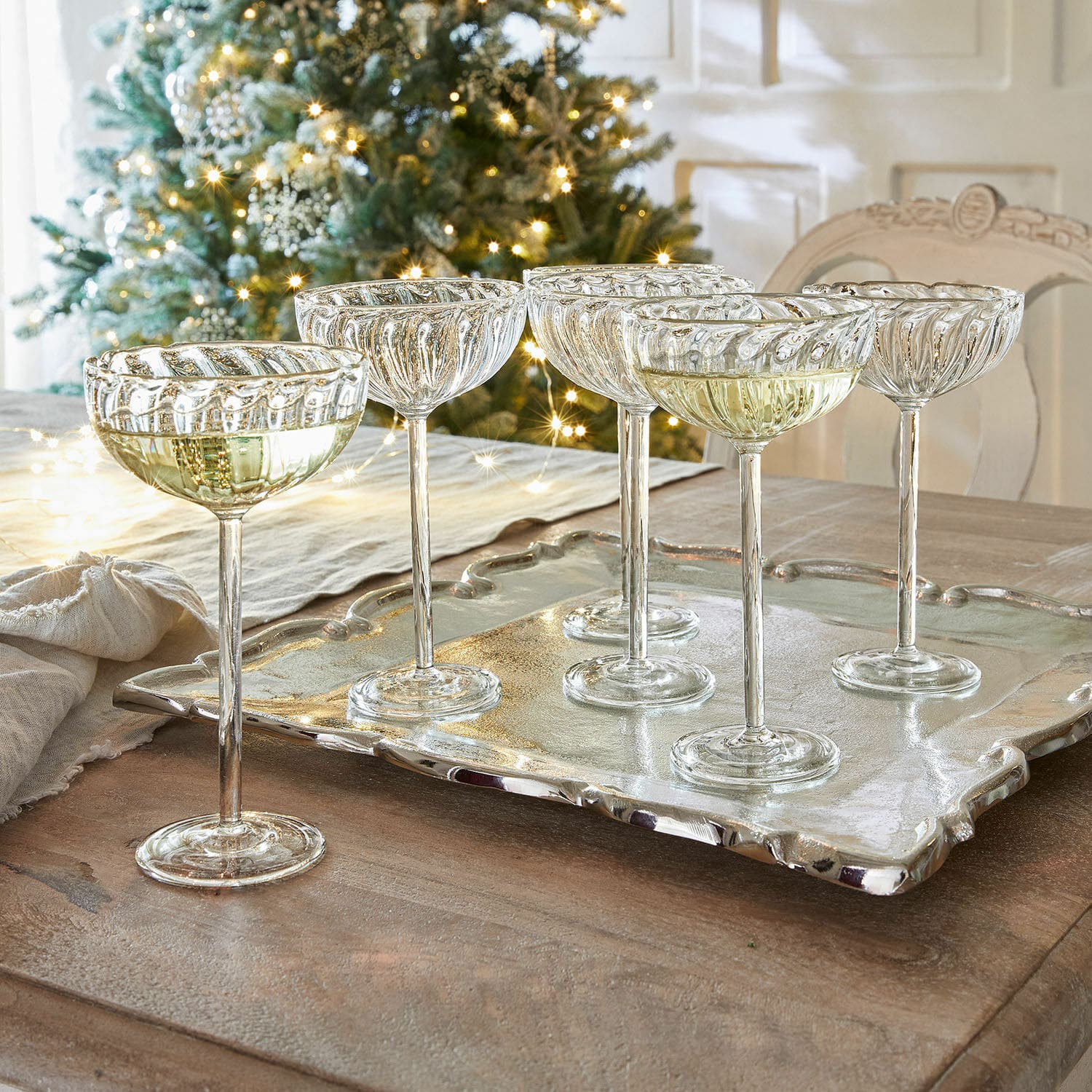 Set de 6 vasos Bavella Juego de seis copas de champán de vidrio transparente sobre bandeja plateada, decoración navideña