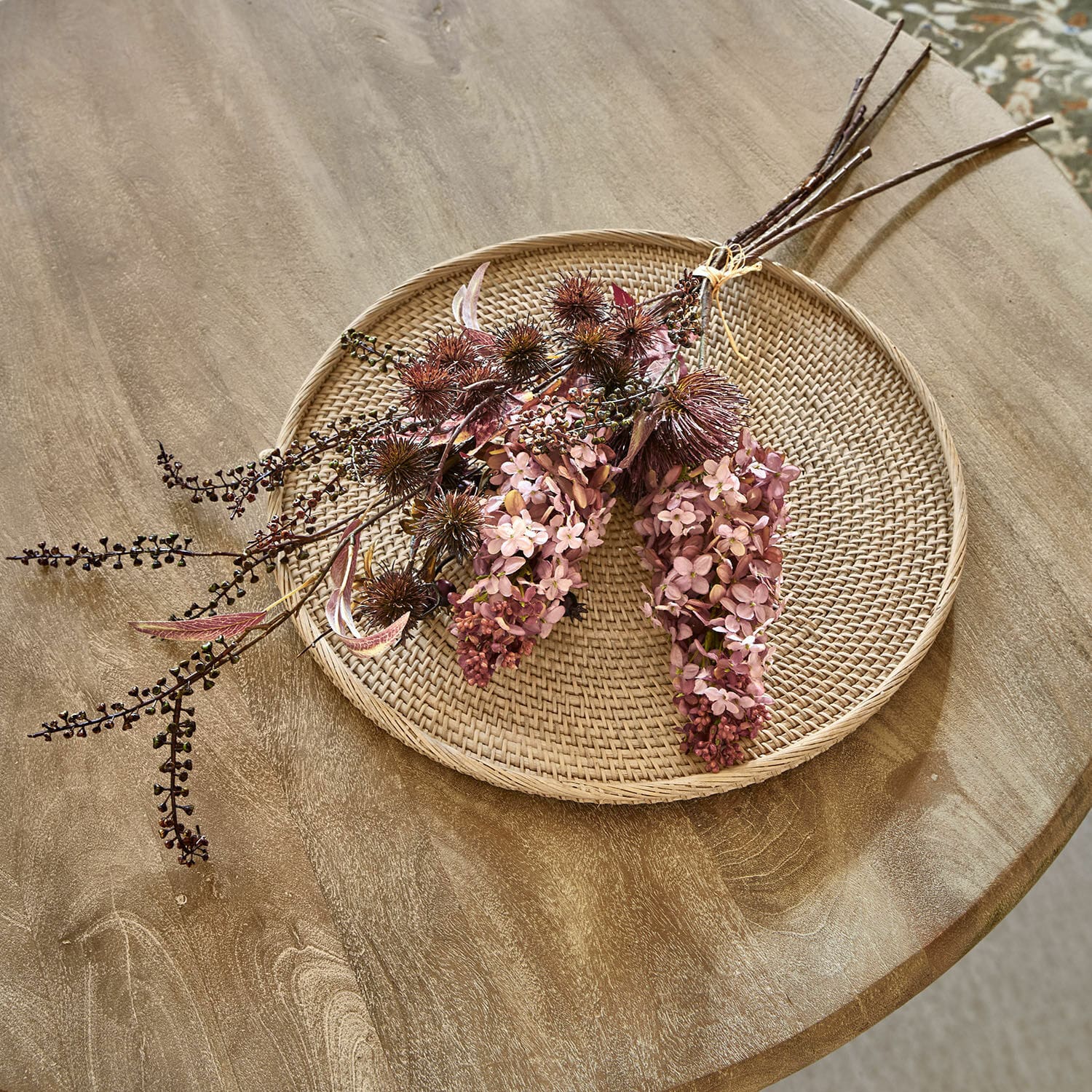 Ramo decorativo Frinalor Ramo decorativo de flores secas en tonos rosas y marrones sobre bandeja de ratán trenzado para decoración