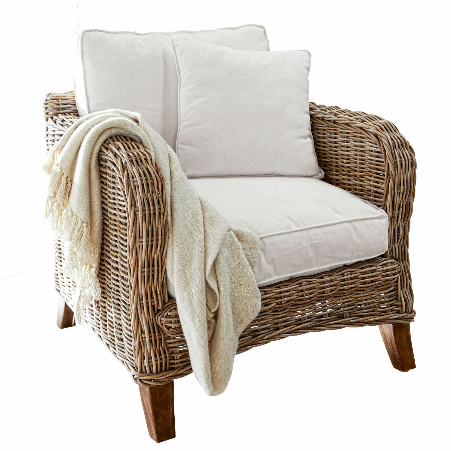 Sillón Colroy Sillón de ratán con cojines crema y manta beige, material natural y color suave