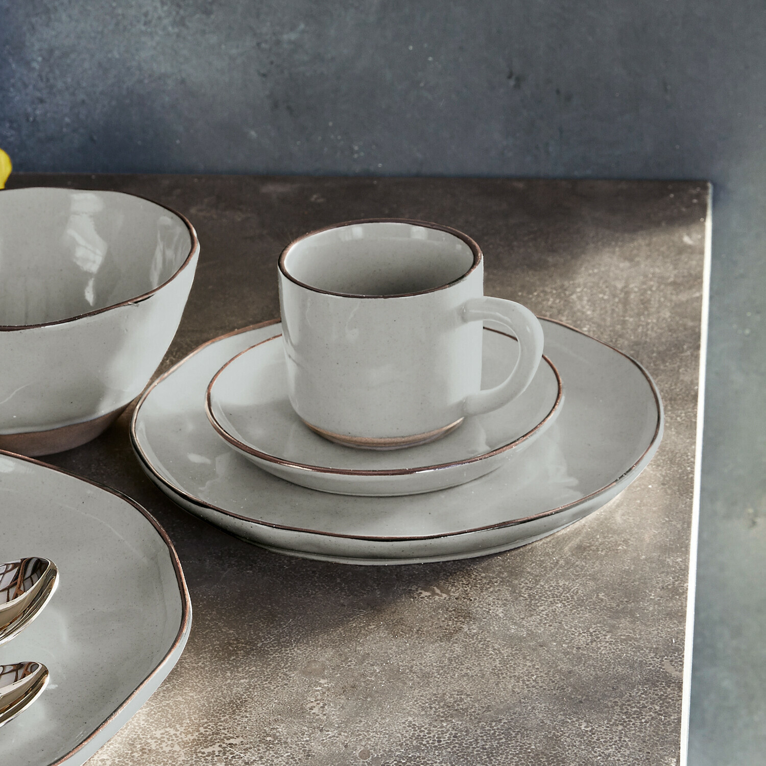 Set de 6 tazas y platillos Biarré Juego de vajilla de cerámica gris claro con borde marrón, ideal para café y comidas