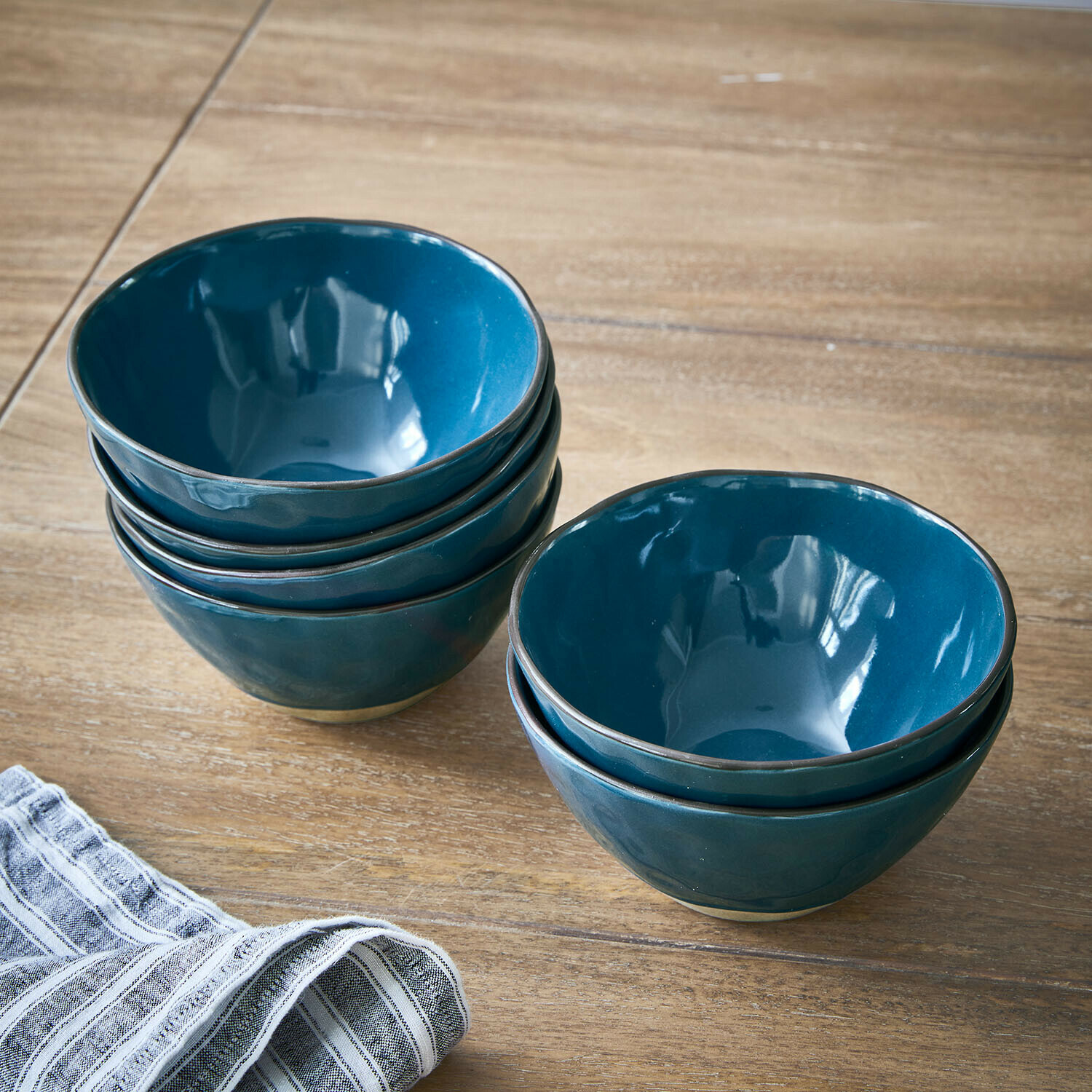 Set de 6 boles Biarré Conjunto de cuencos de cerámica azul sobre mesa de madera con paño de lino en cocina