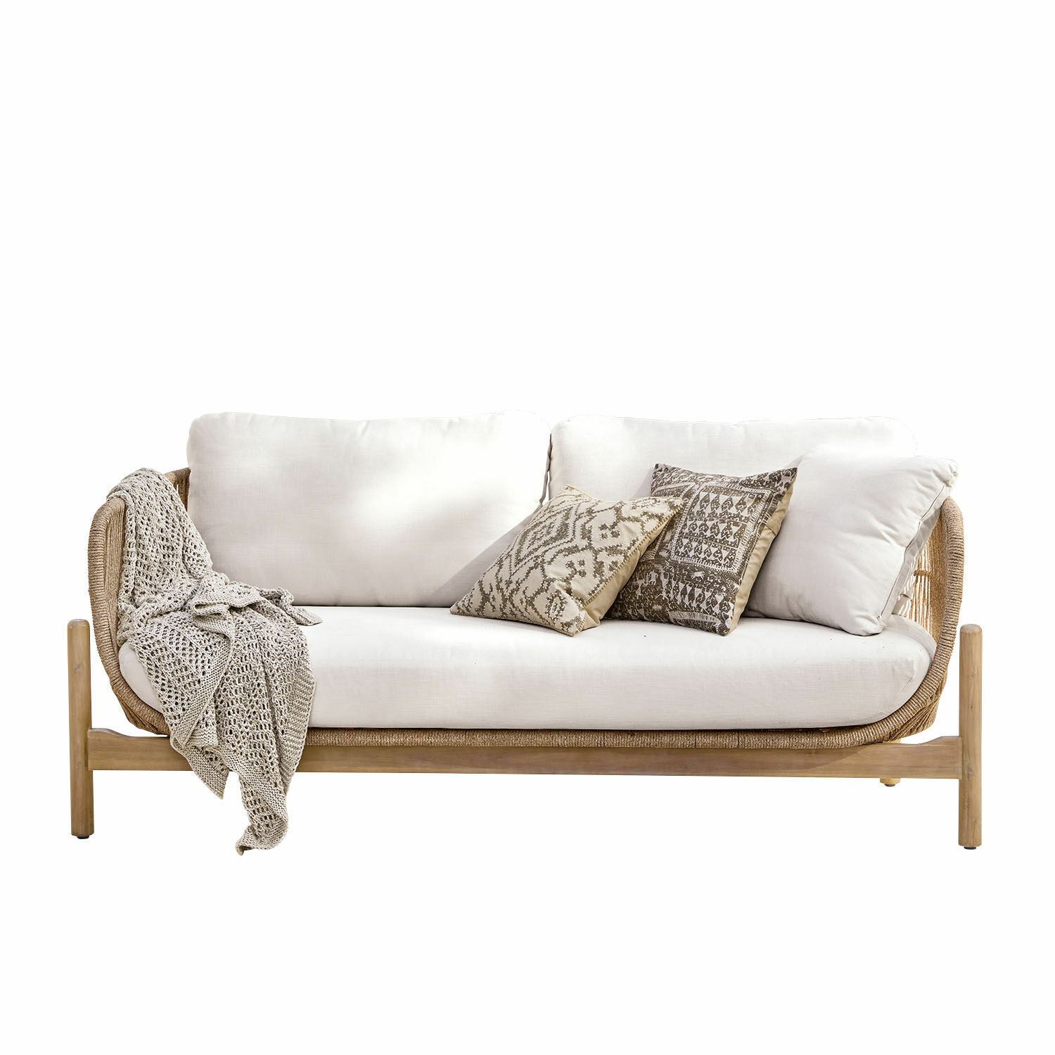 Sofá FSC®-100% Belvidere Sofá con tapizado beige claro y estructura de madera, decorado con manta y cojines estampados