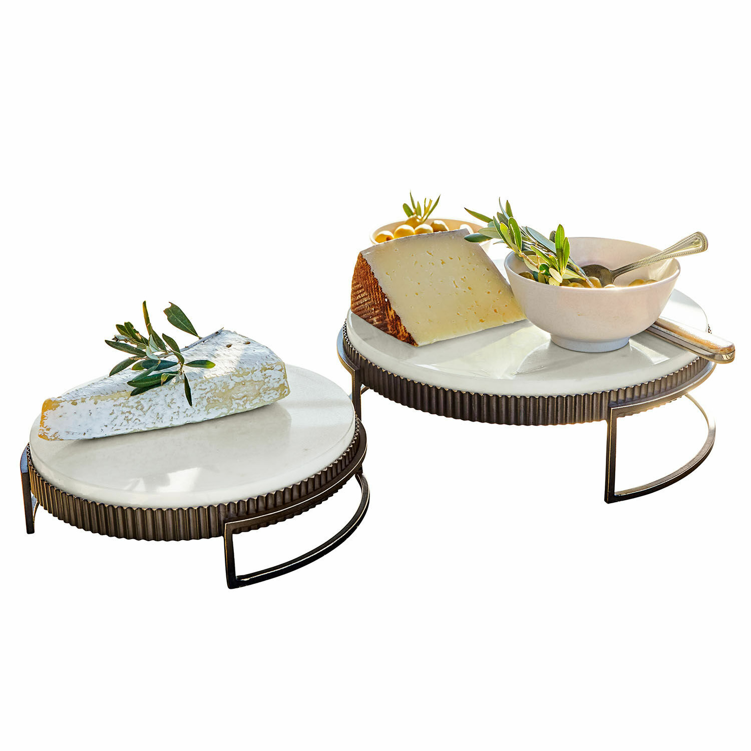 Set de 2 platos Méridienn Dos bases redondas de mármol blanco con soporte metálico, con queso y aceitunas
