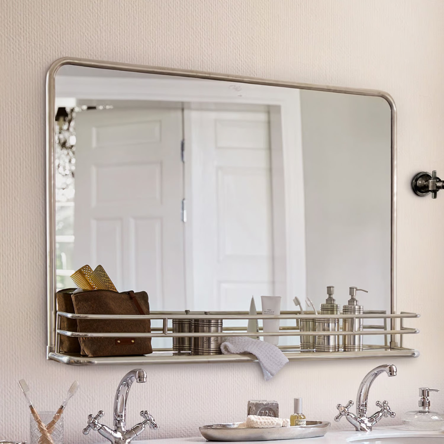 Espejo rectangular grande para baño con estante metálico plateado para accesorios y cosméticos